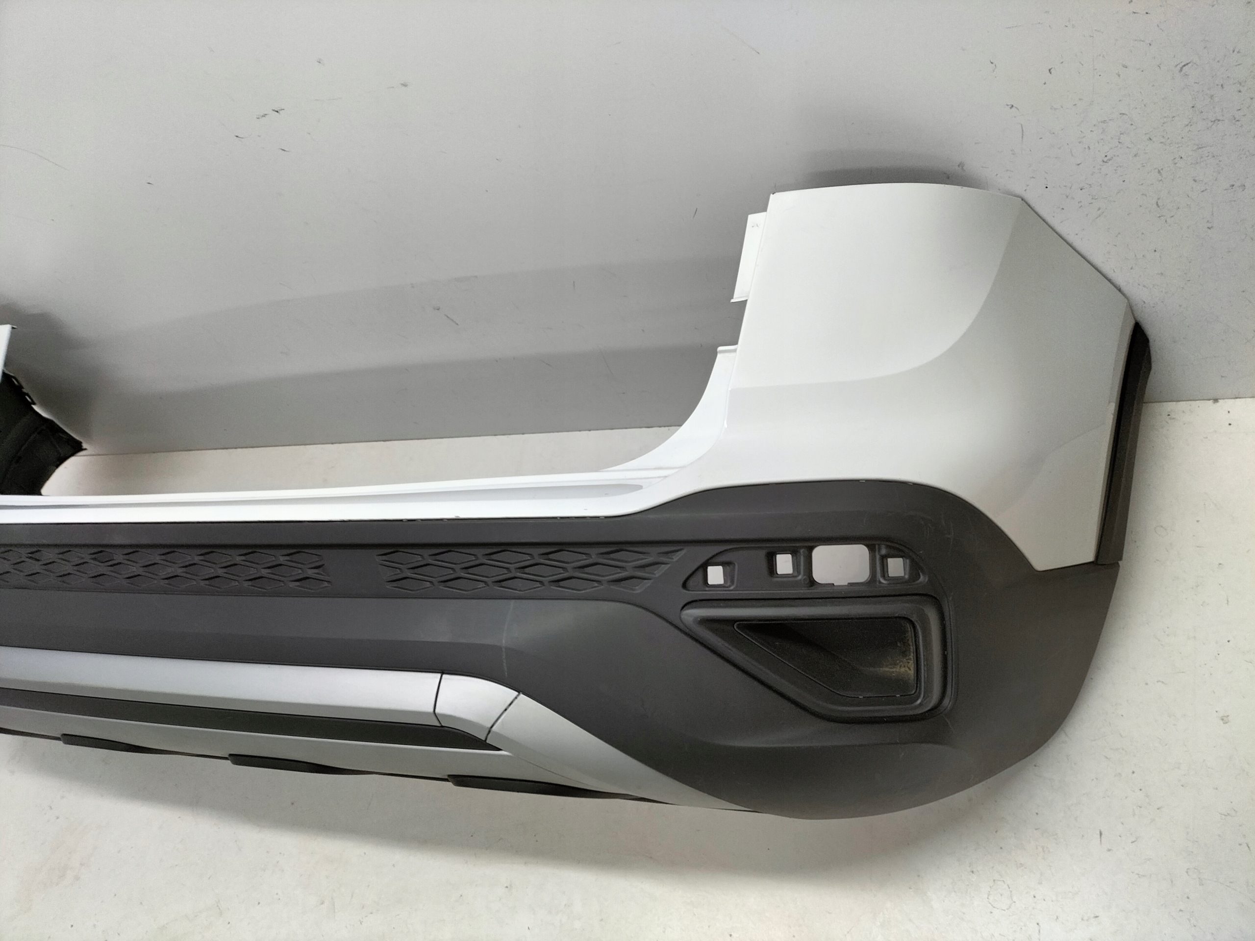 ZADNÝ NÁRAZNÍK VW TAOS 20-