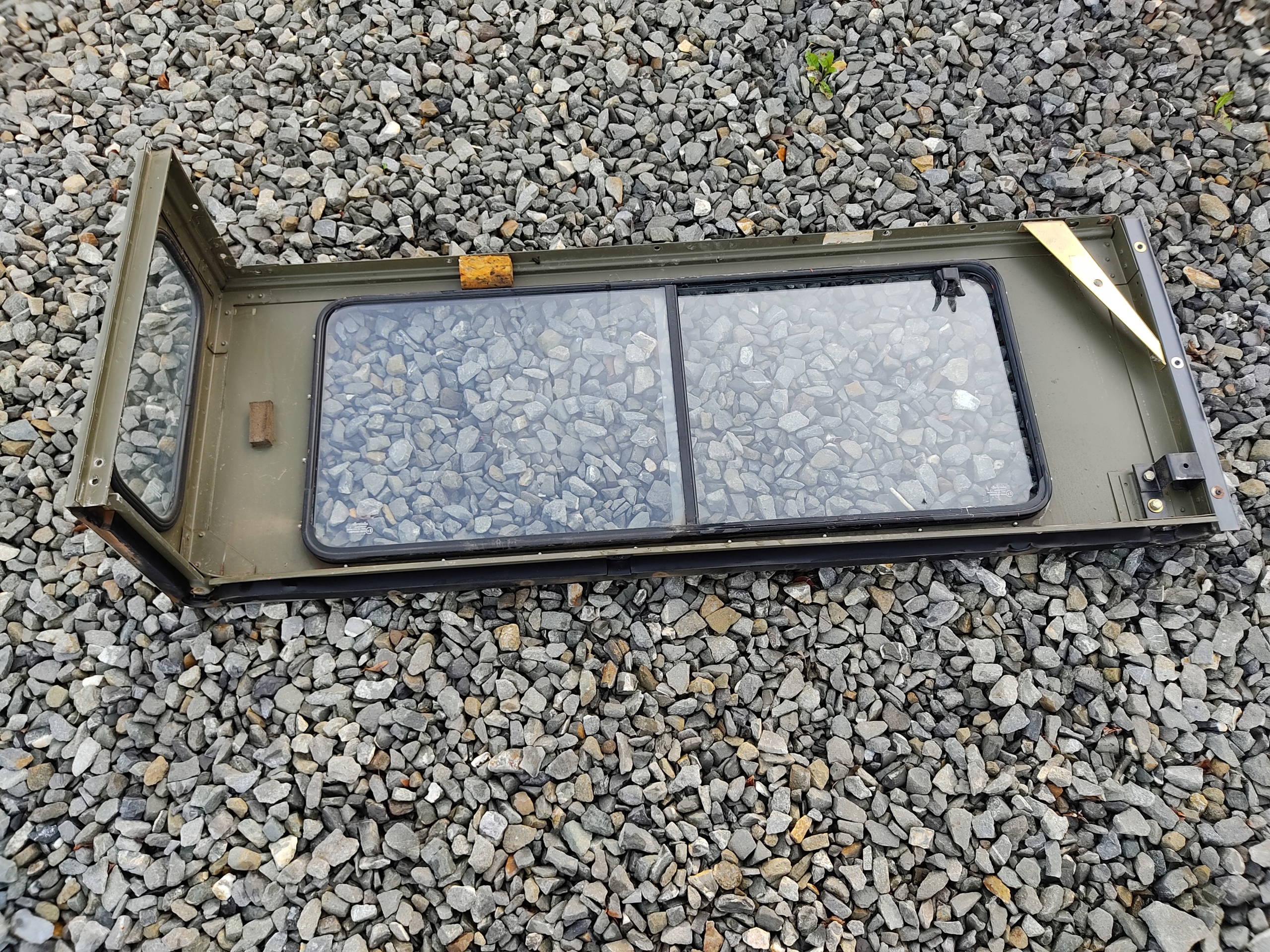 ĽAVÉ ZADNÉ SKLO RÁM DEFENDER 90 1999-2014