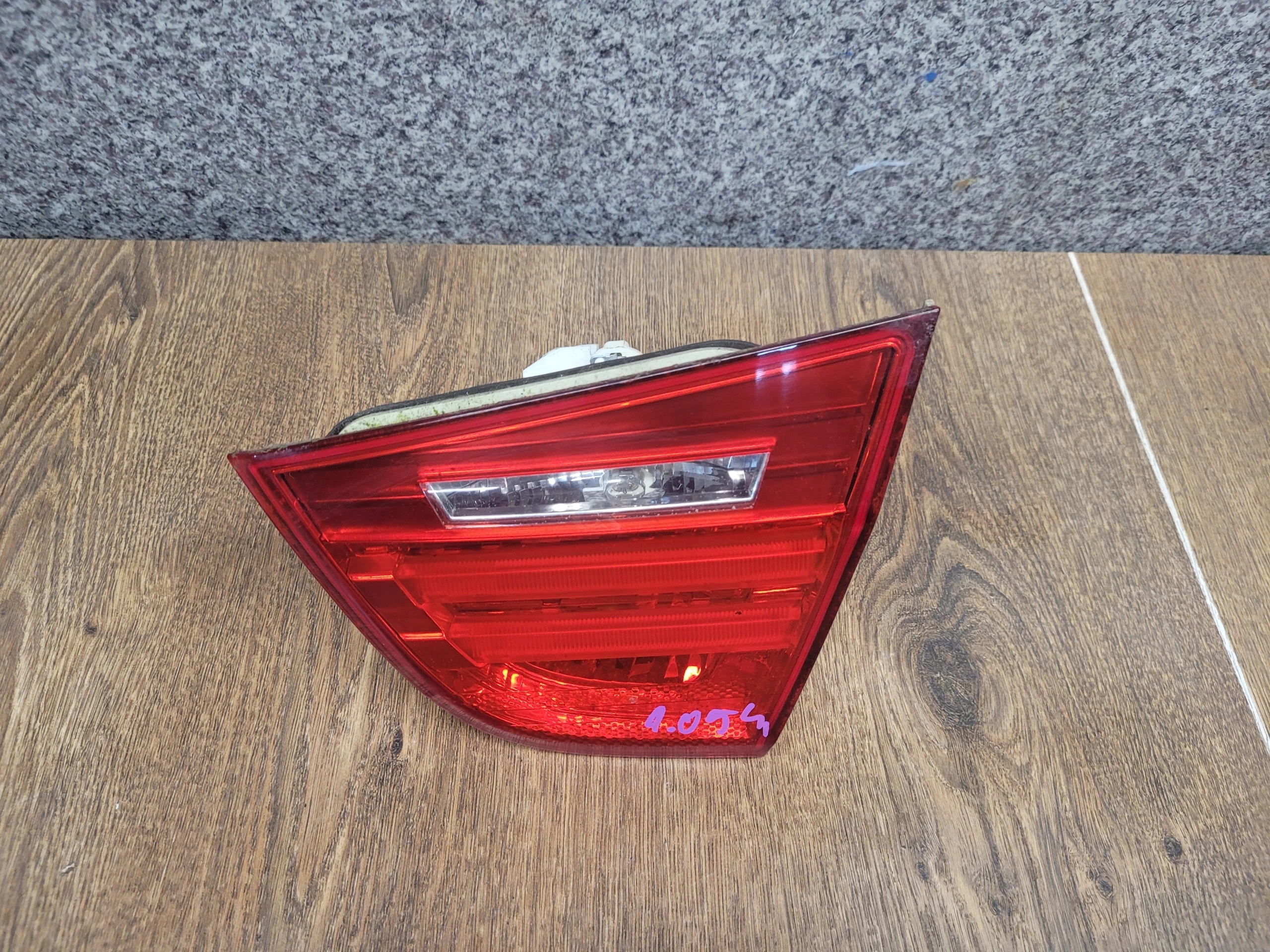 BMW 3 E90 LIFT PRAVÉ ZADNÉ SVETLO V KAPOTE 7289428