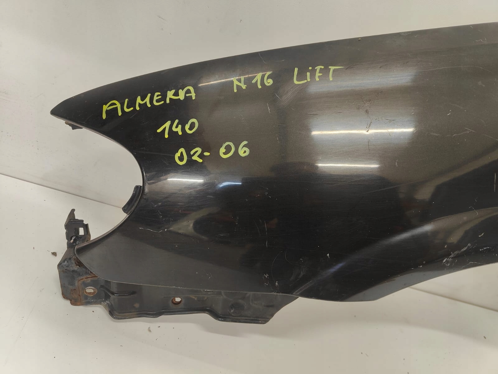 Nissan almera n16 lift 02-06 ĽAVÝ PREDNÝ BLATNÍK
