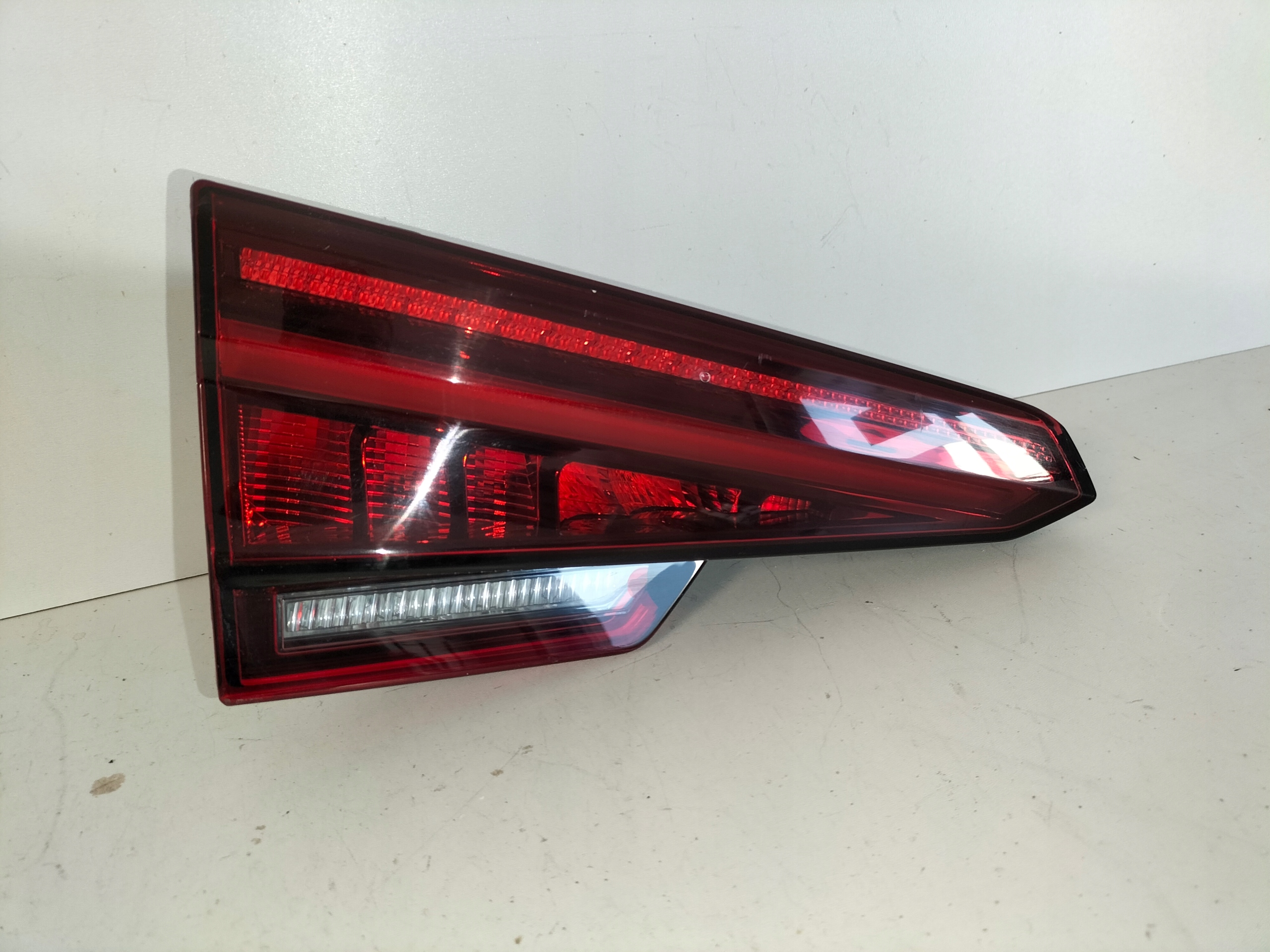 LAVE ZADNE SVETLO AUDI A4 B9 15-19 SEDAN LED