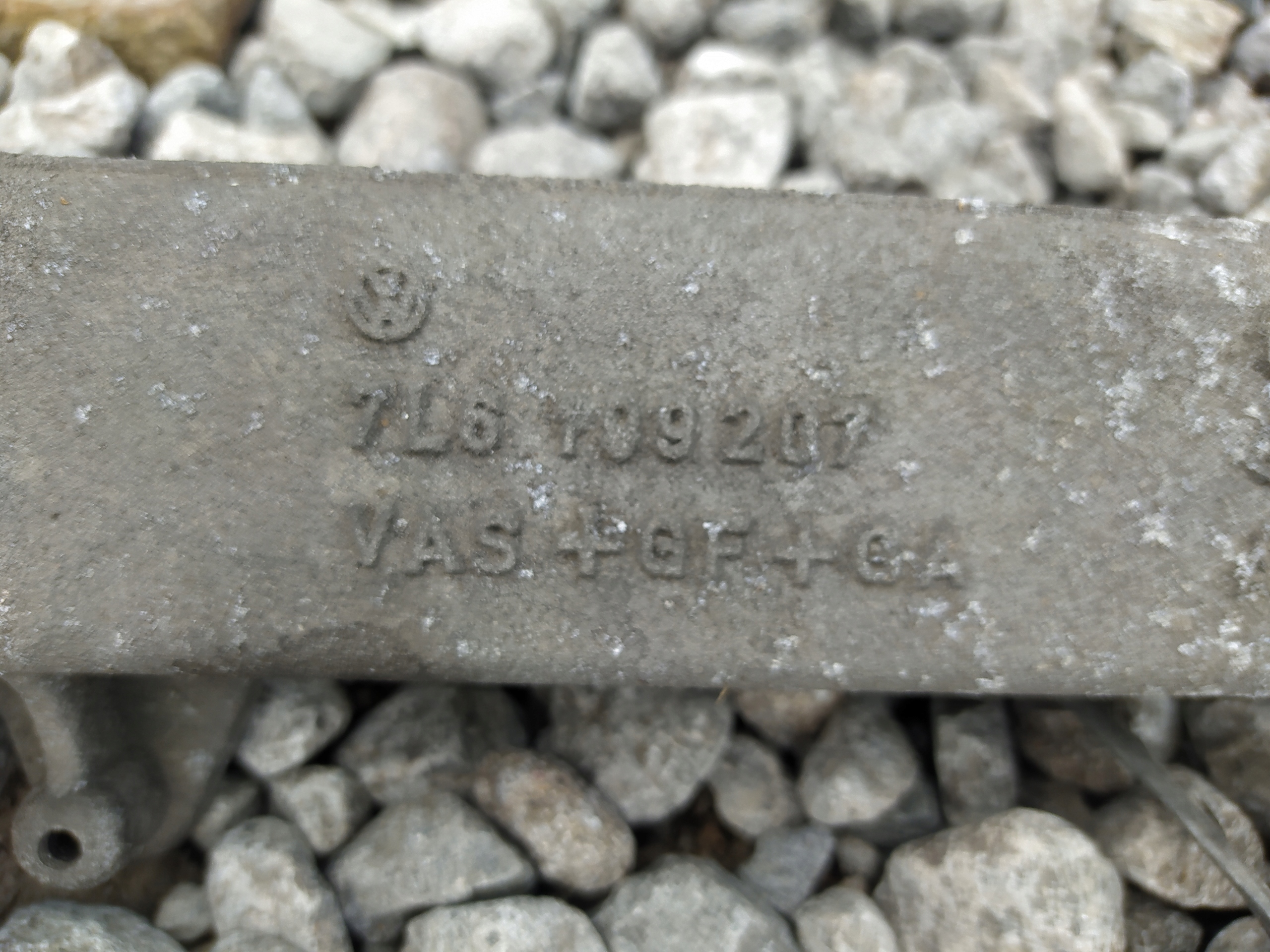 VW TOUAREG 7L6 2.5 PRIEČKA POD MOTOR 7l6199207