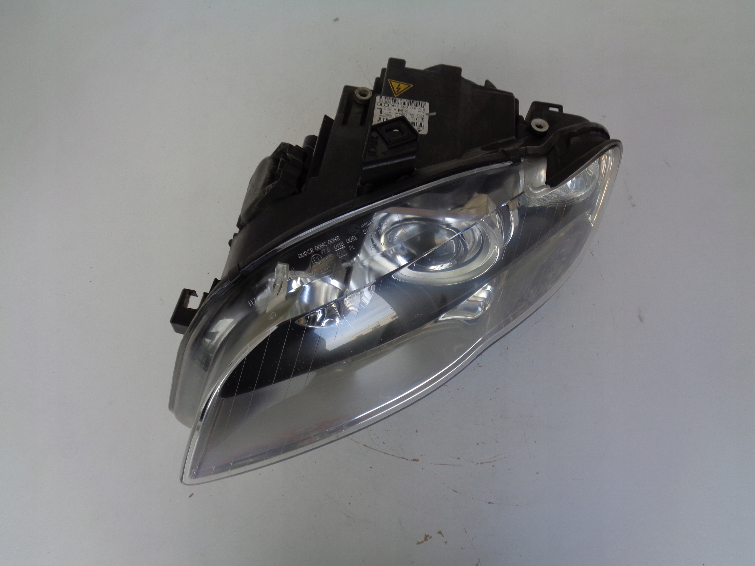 LAVE PREDNE SVETLO AUDI A4 B7 8E 8E0 04-07 XENON