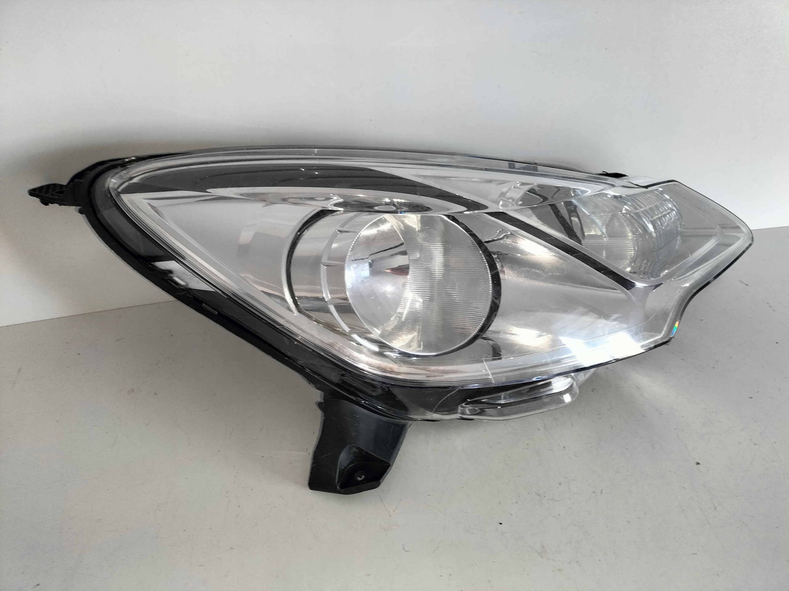 PRAVE PREDNE SVETLO CITROEN C3 II 09-