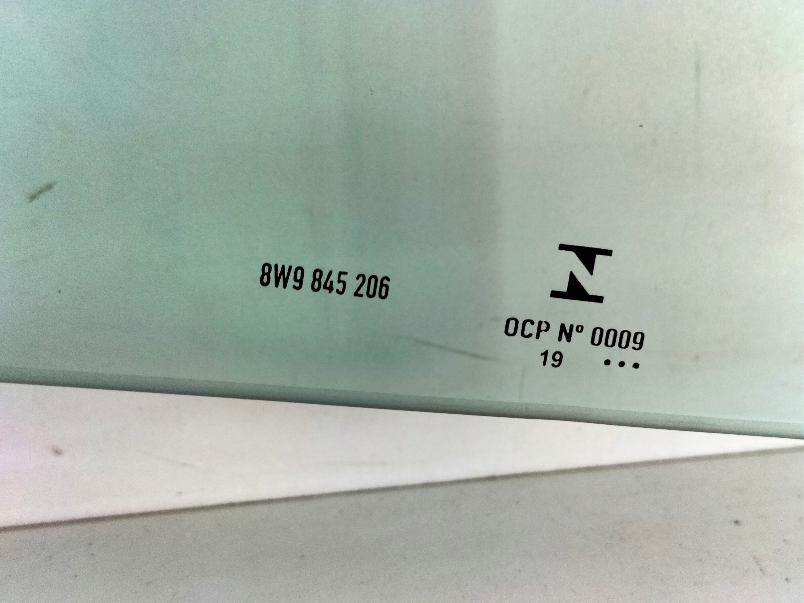 ZADNE SKLO PRAVA AUDI A4 B9 15- KOMBI