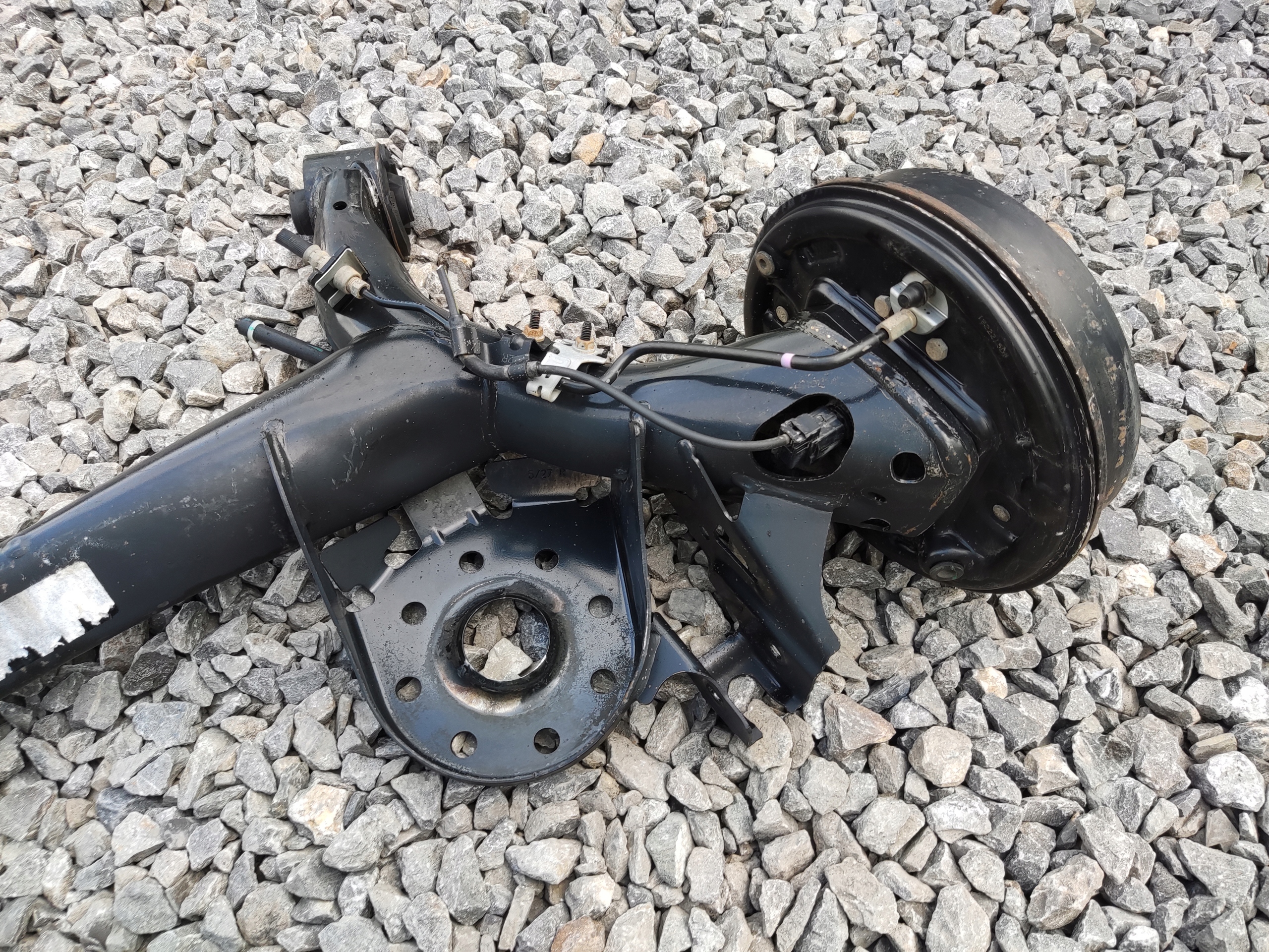 ZADNÁ NÁPRAVA KOMPLETNA TOYOTA YARIS III BUBNY 2011-2020