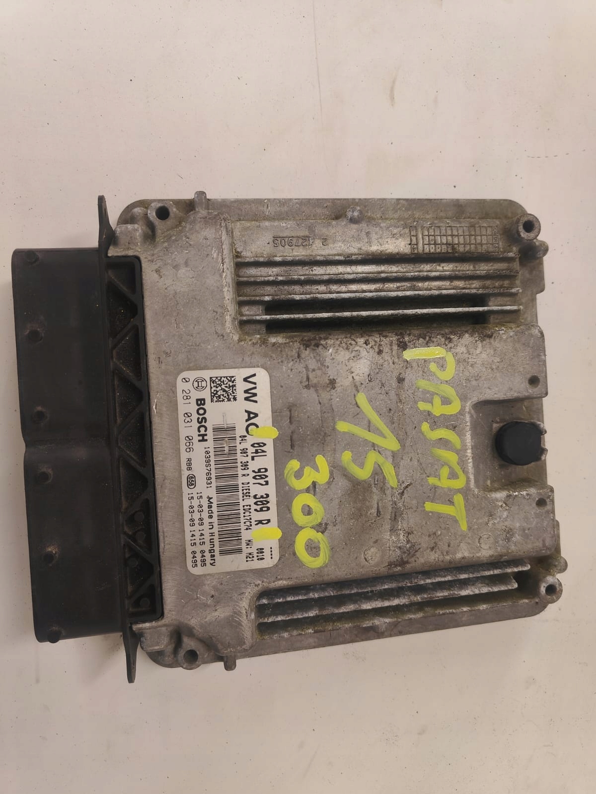 Volkswagen PASSAT 04L907309R 0281031066 RIADIACA JEDNOTKA MOTORA