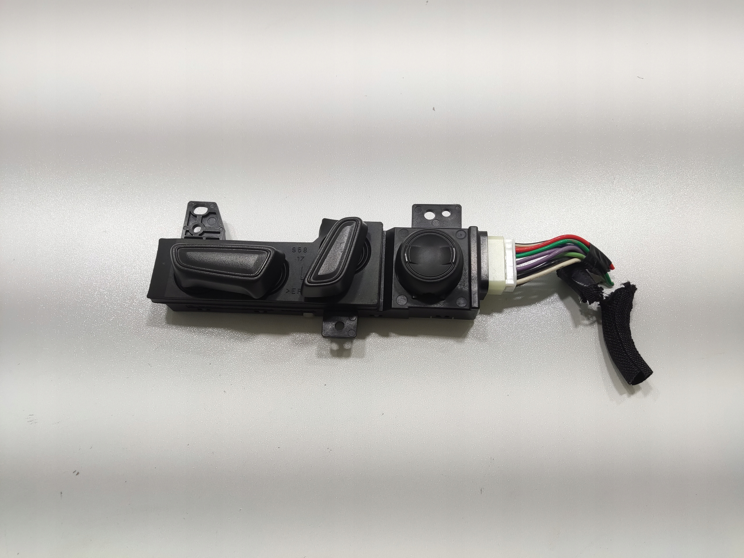OVLÁDACÍ PANEL REGULACIE SEDAČKY ĽAVÝ PREDNÝ POD VOLANT TOYOTA RAV4 V 2019-24