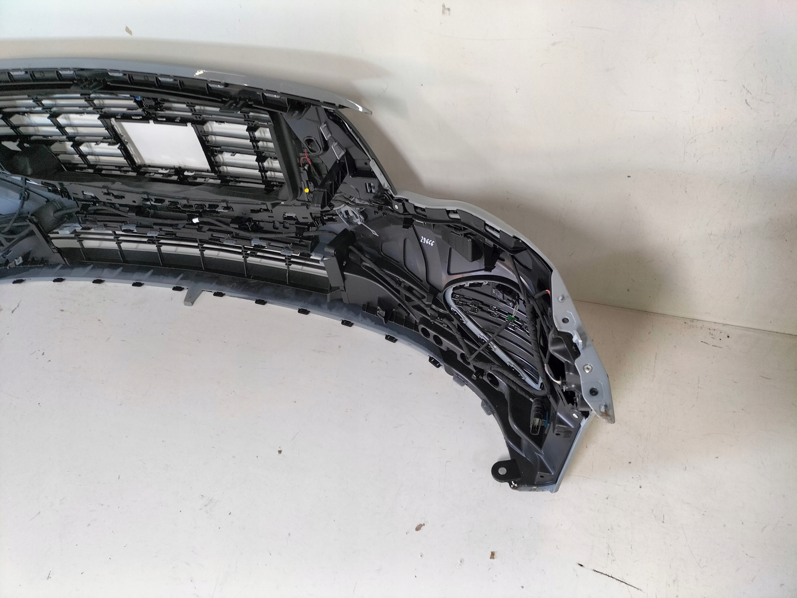 PREDNÝ NÁRAZNÍK MERCEDES E KLASA W214 22-