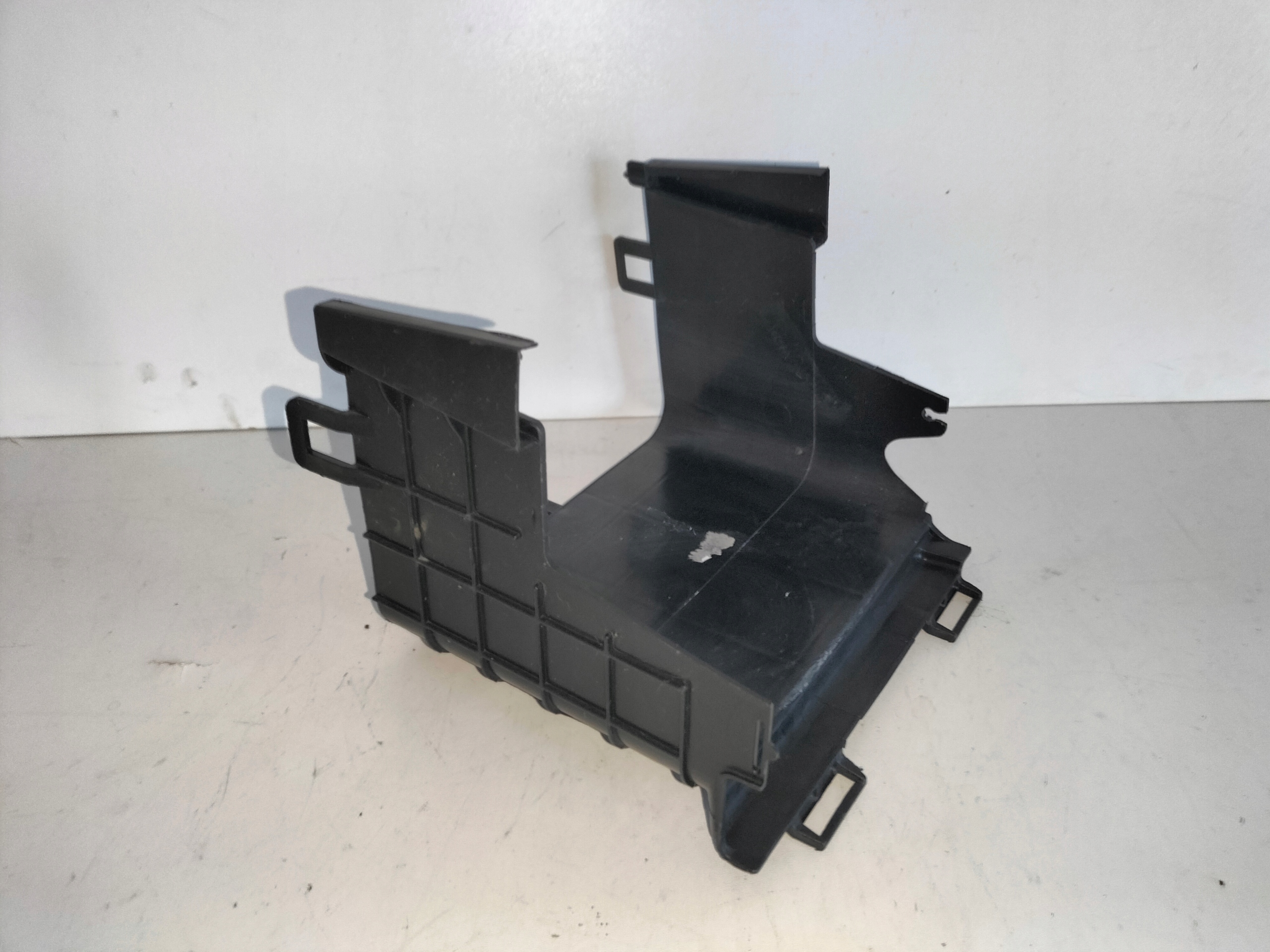 KRYT DRZIAK AUTOBATERIE VW PASSAT B6 05- VW GOLF V 03-