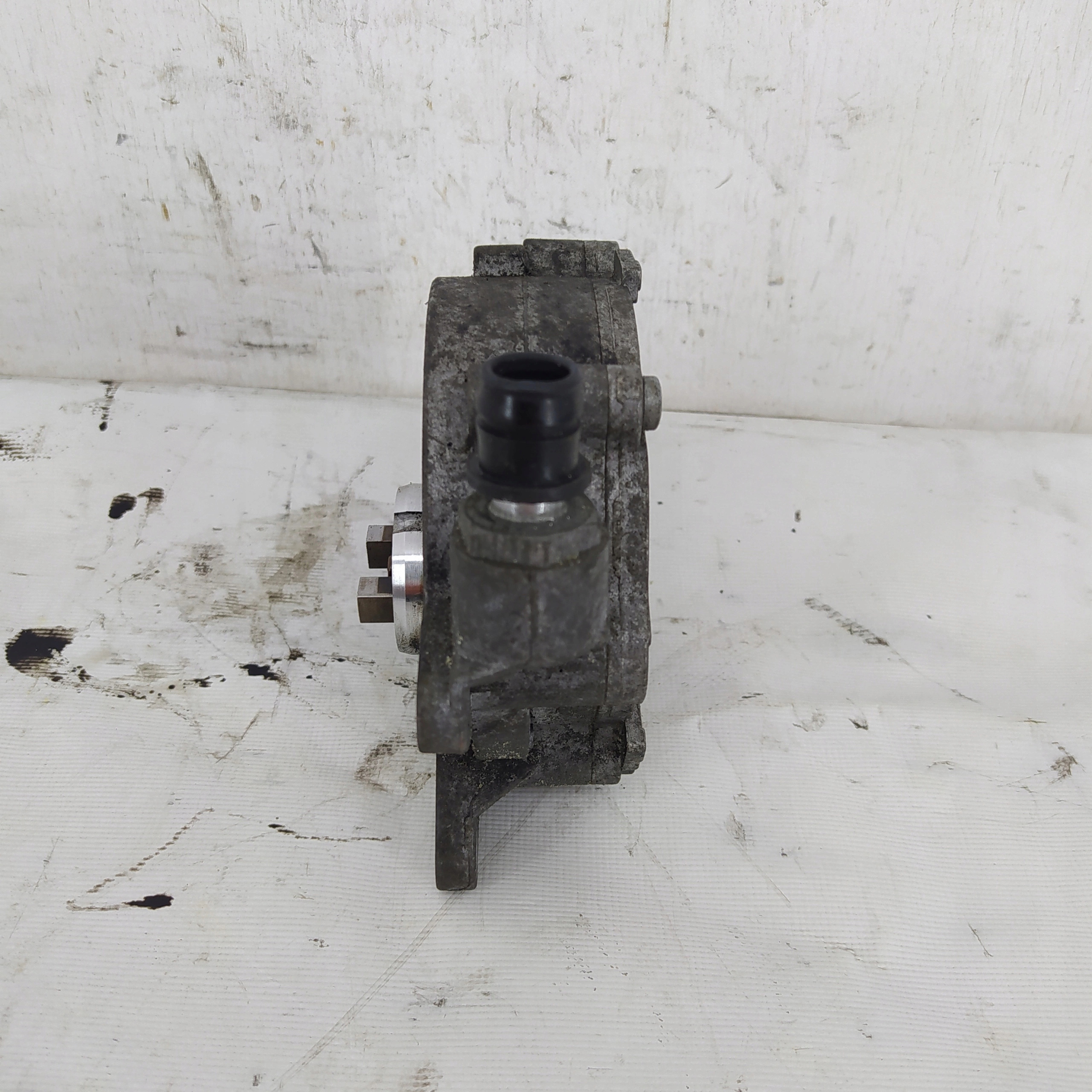 VW PASSAT B7 2.0 TDI VÁKUOVA PUMPA 03L145100F