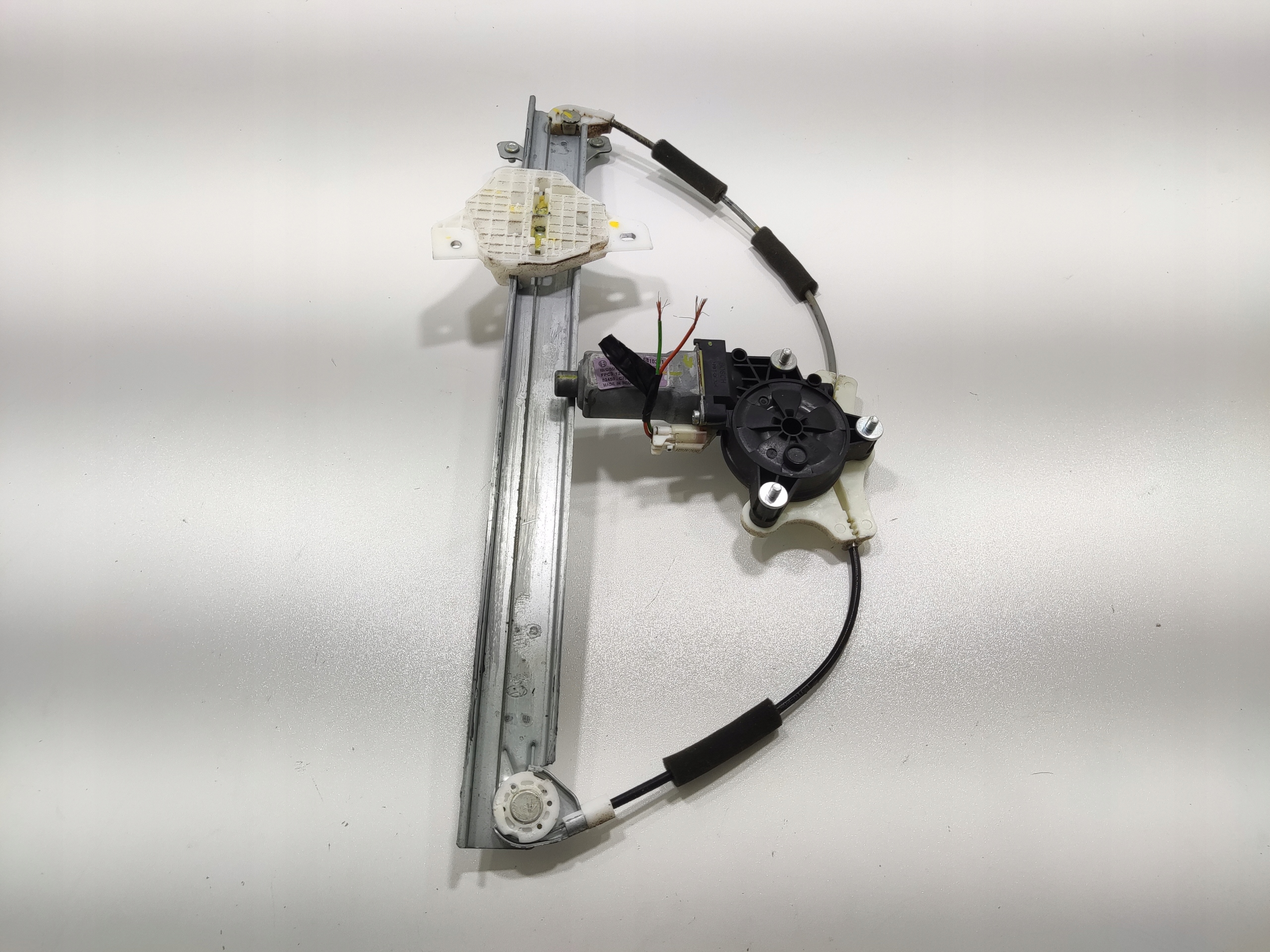ĽAVÝ PREDNÝ MECHANIZMUS SŤAHOVANIA OKNA HYUNDAI I20 II 82401-C7010 14-