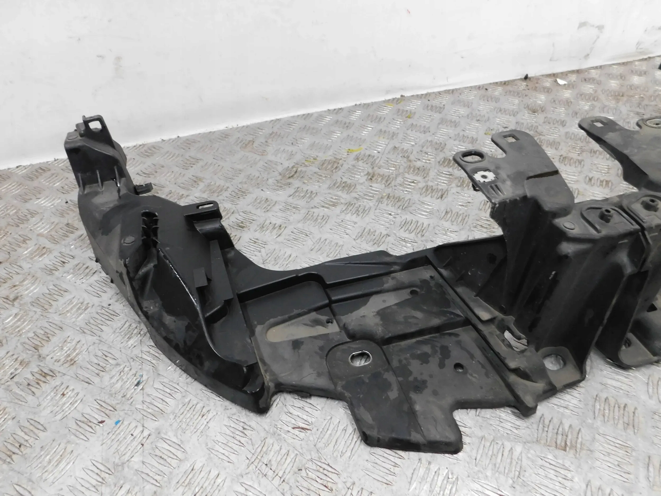 DRZIAK LAMPY OKULAR LAVA SVETLOA RENAULT MEGANE III 08-