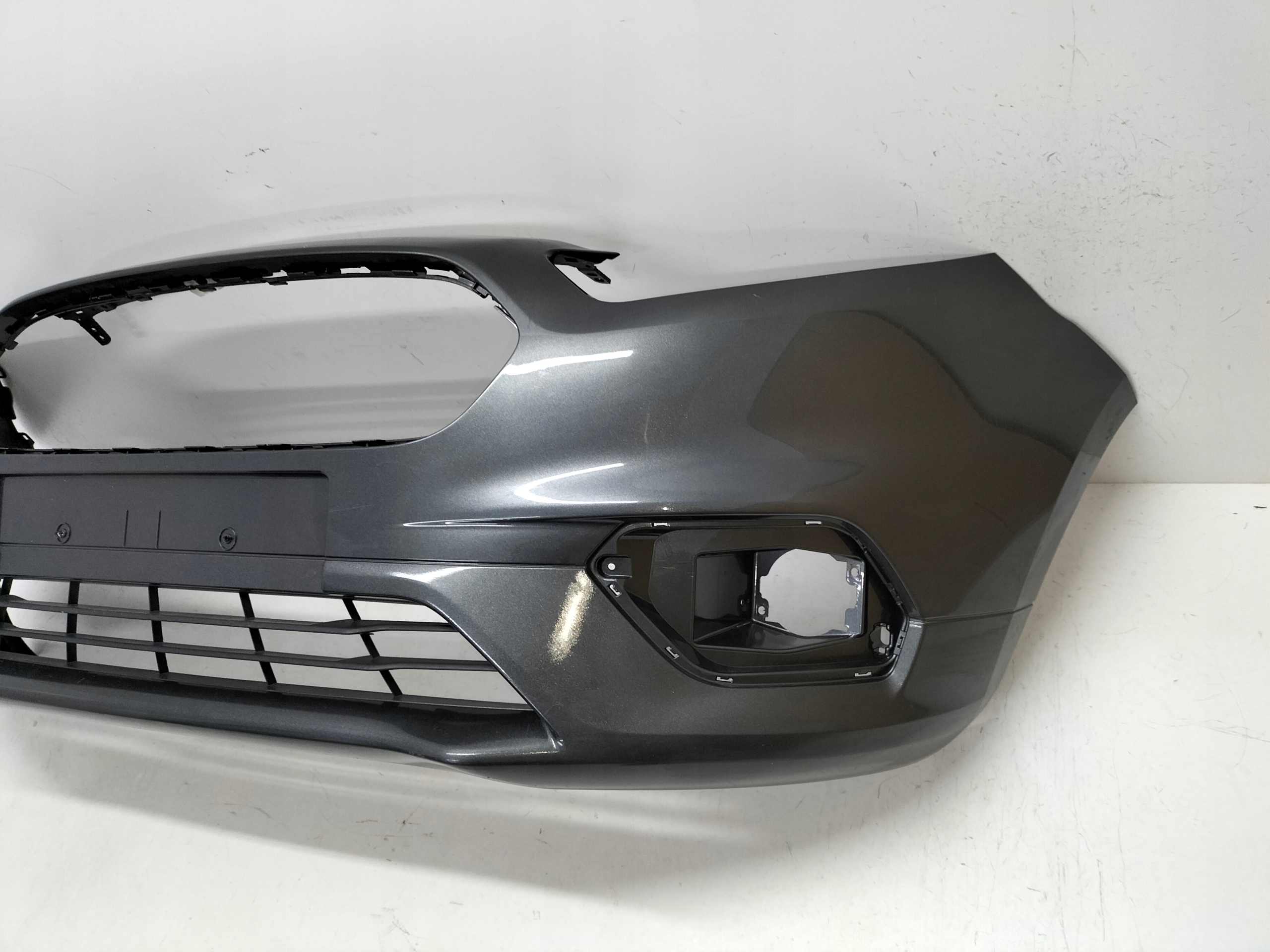 PREDNÝ NÁRAZNÍK FORD TRANSIT COURIER LIFT 17-