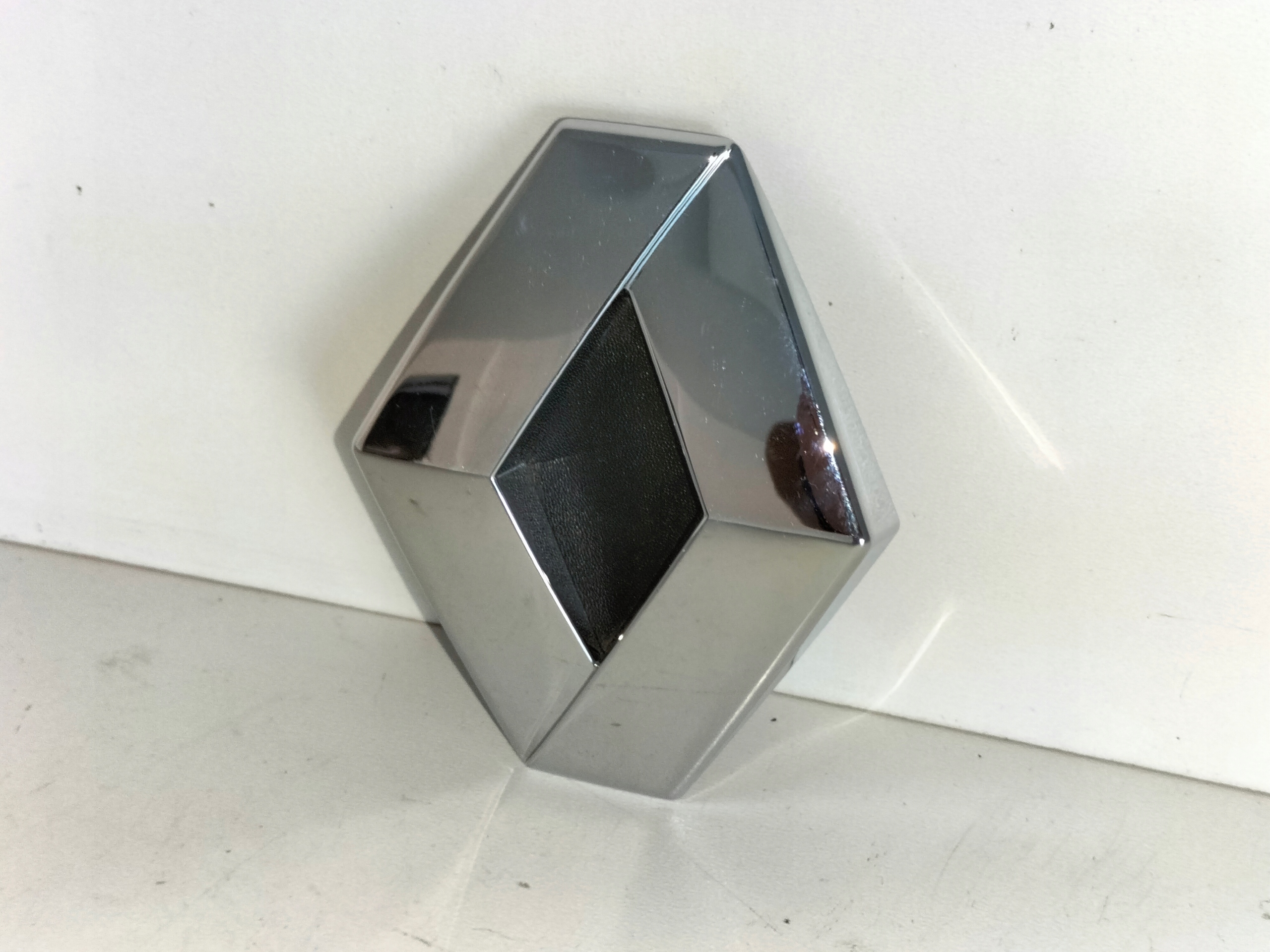 ZNAK EMBLEM ZNAK ZADNEJ KAPOTY RENAULT SCENIC II 03-
