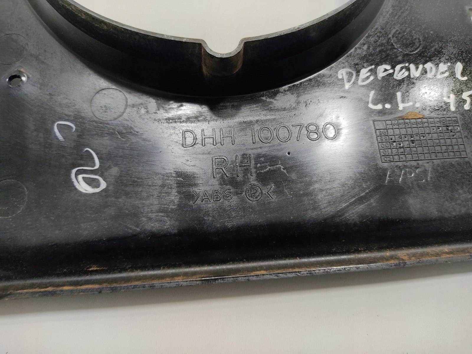 RÁMIK KRYT PRAVÉHO SVETLA LAND ROVER DEFENDER DHH100780 1999-2014