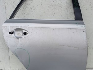 Toyota Auris E18 kombi PRAVE ZADNE DVERE Toyota Auris E18 kombi PRAVE ZADNE DVERE