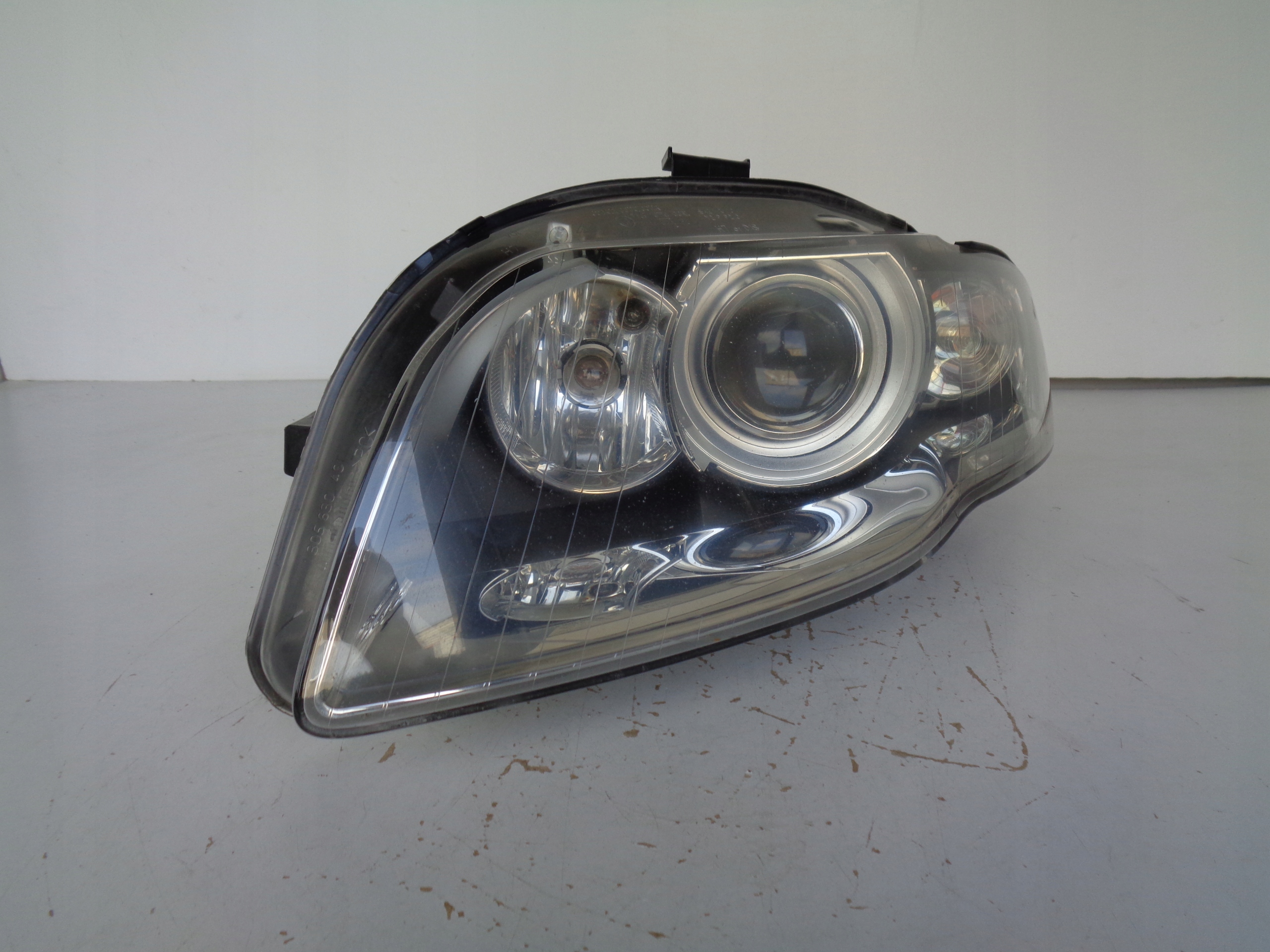 LAVE PREDNE SVETLO AUDI A4 B7 8E 8E0 04-07 XENON