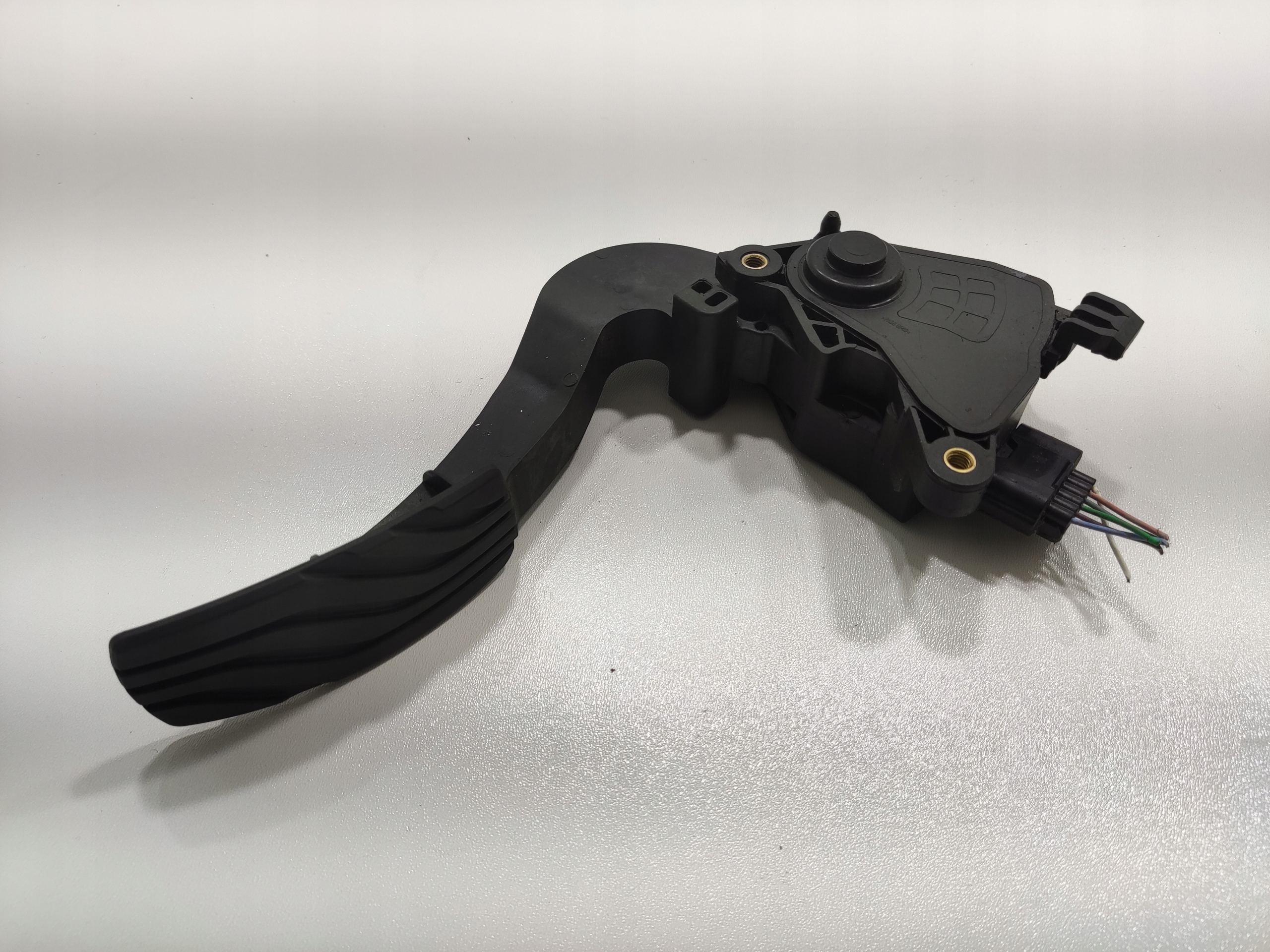 PLYNOVY PEDAL RENAULT MEGANE IV 2016-2020 180020000R