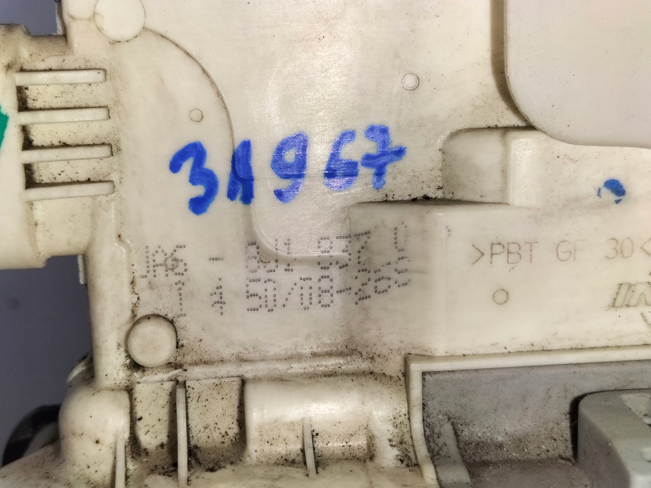 ZÁMOK ĽAVYCH PREDNÝCH DVERÍ AUDI A1 10-