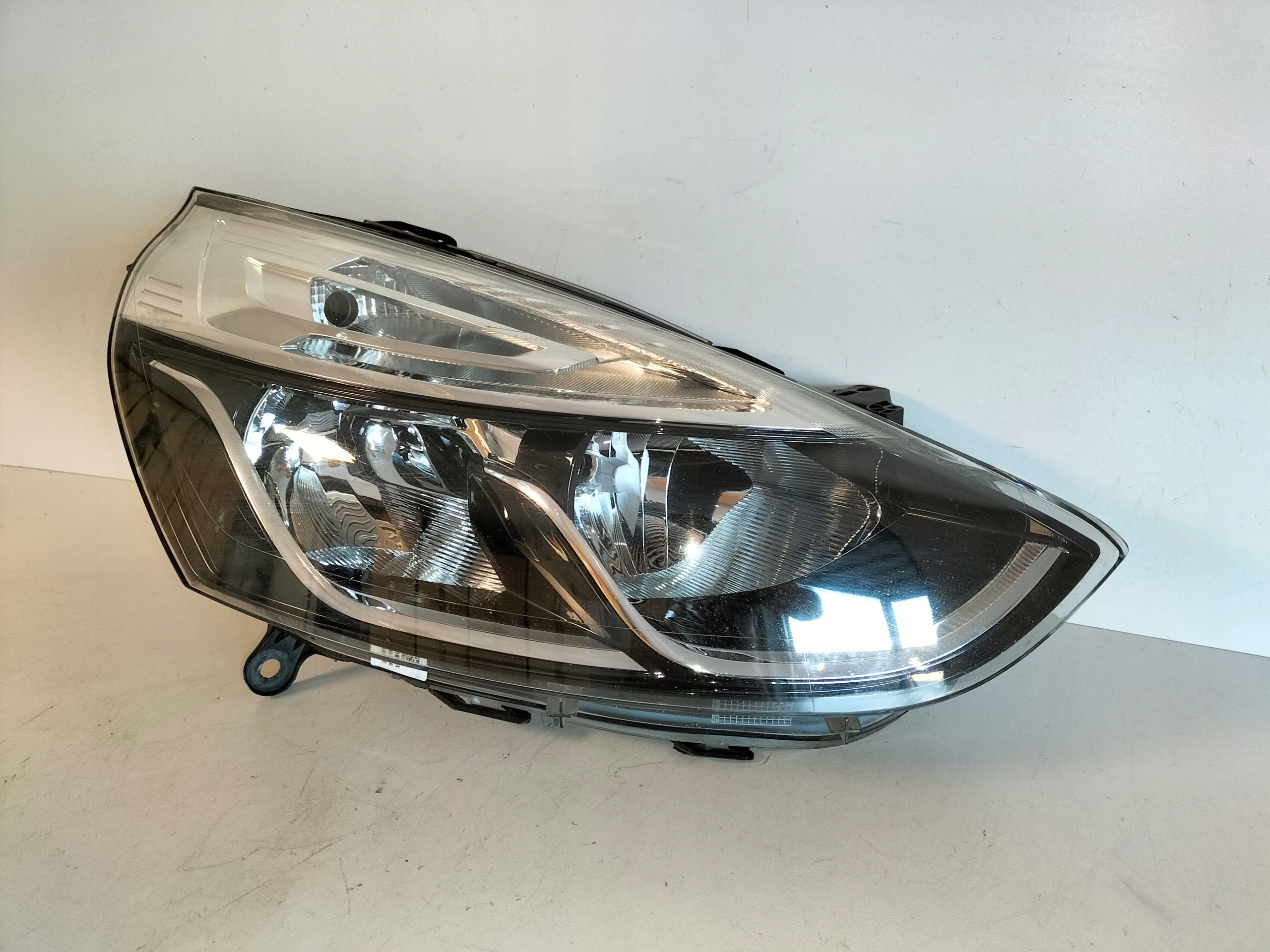 PRAVE PREDNE SVETLO RENAULT CLIO 4 IV LIFT 16-19