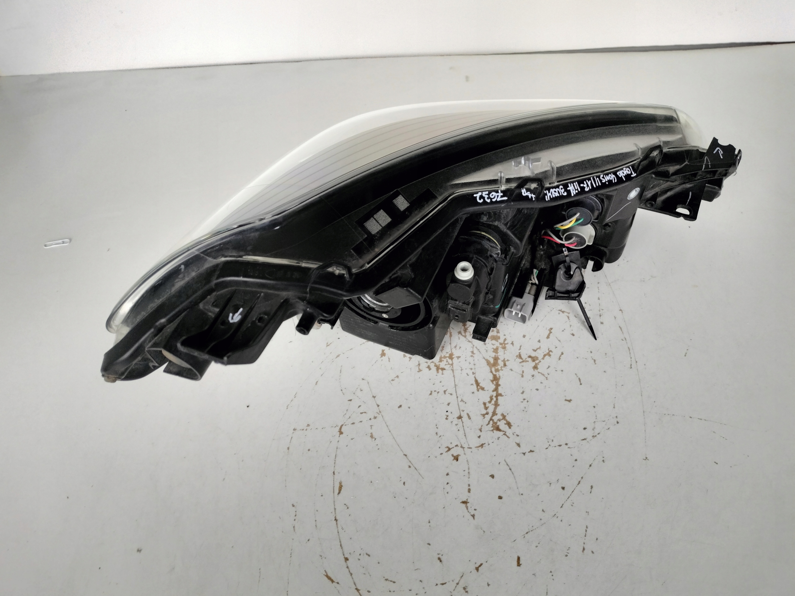 LAVE PREDNE SVETLO TOYOTA YARIS III 17- LIFT