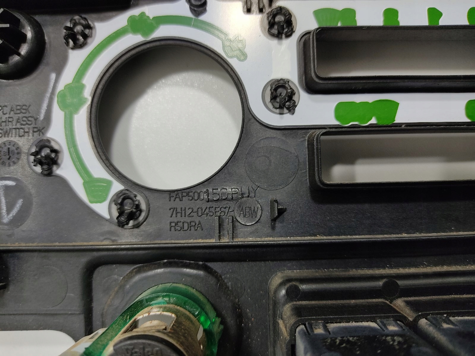 RAMIK KRYT DOSKY RÁDIA LAND ROVER DEFENDER 7H12-045F67 07-14