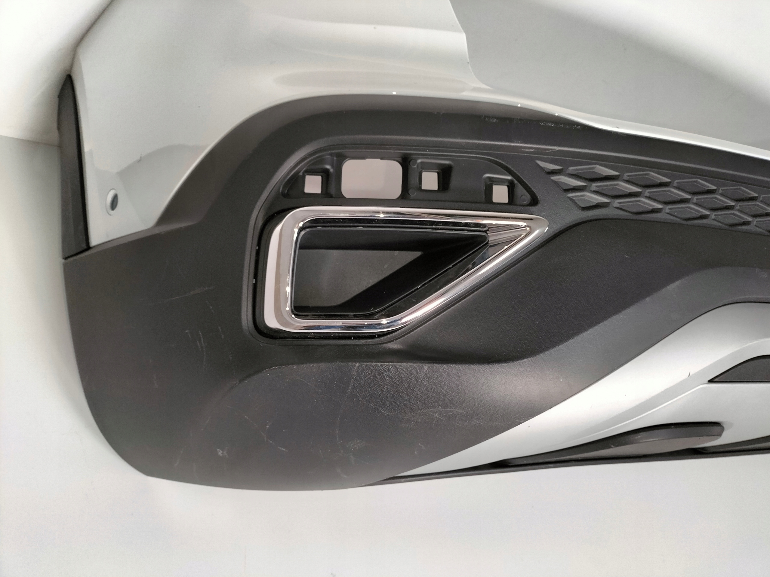 ZADNÝ NÁRAZNÍK VW TAOS 20-