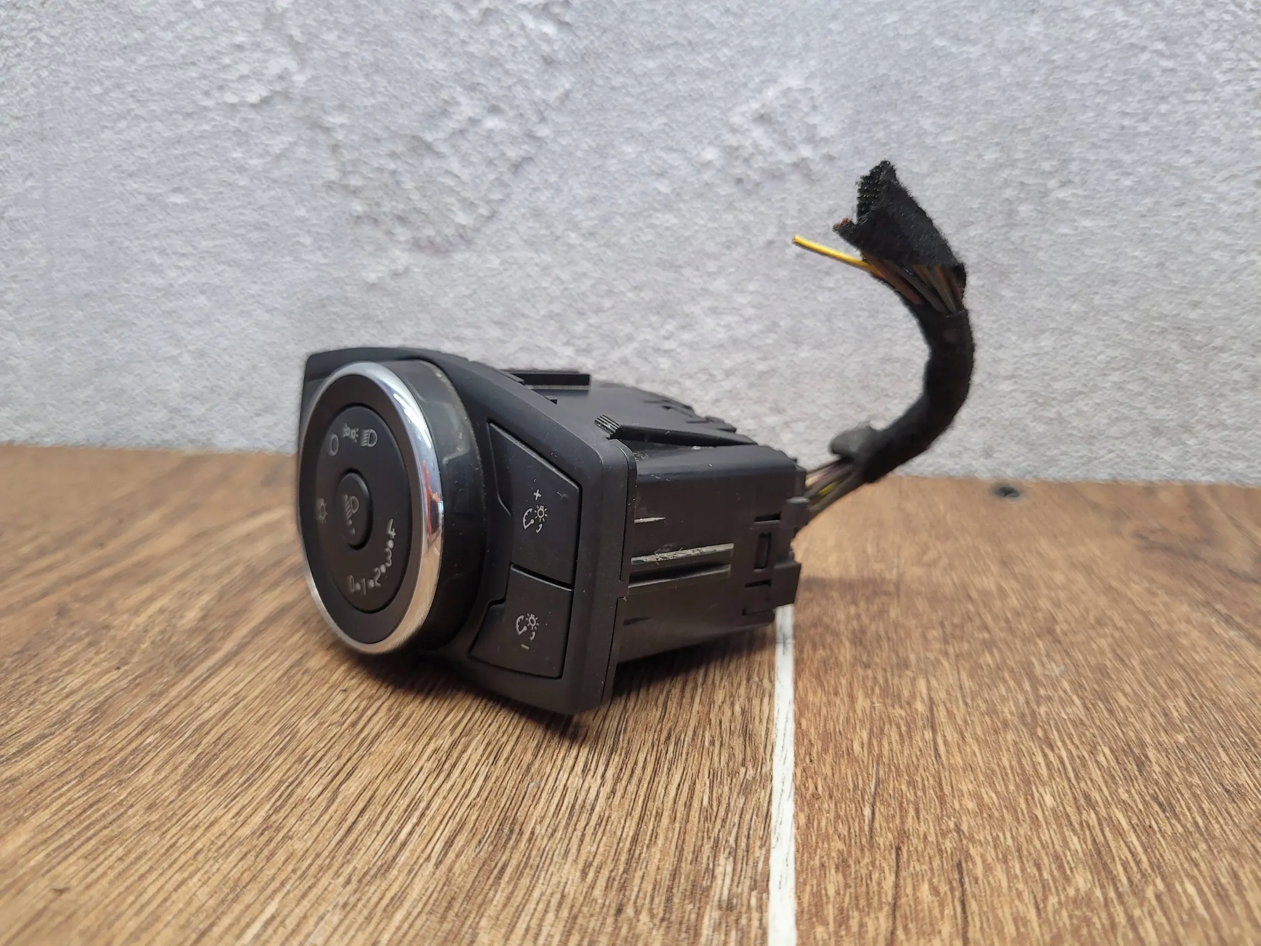 Ford Mondeo MK5 DG9T-13D061-JEW prełącznik SVETIEL