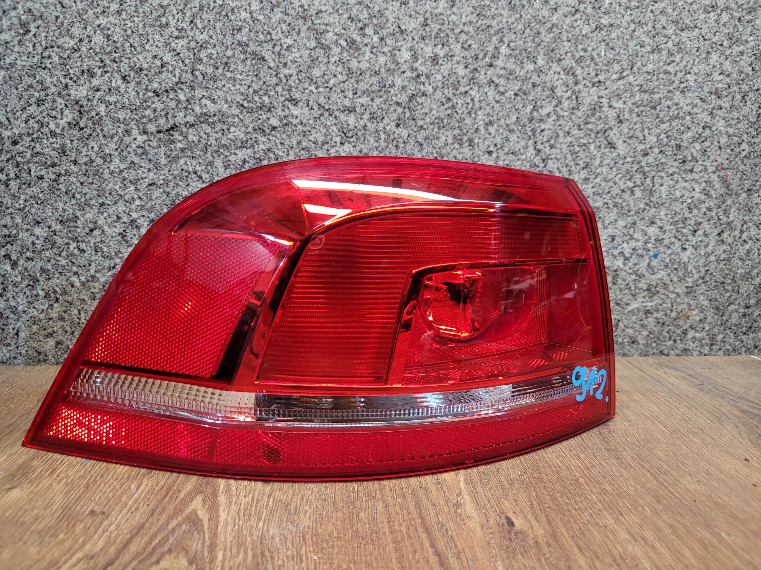 VOLKSWAGEN PASSAT B7 KOMBI LAVE ZADNE SVETLO 605000-E1-2990