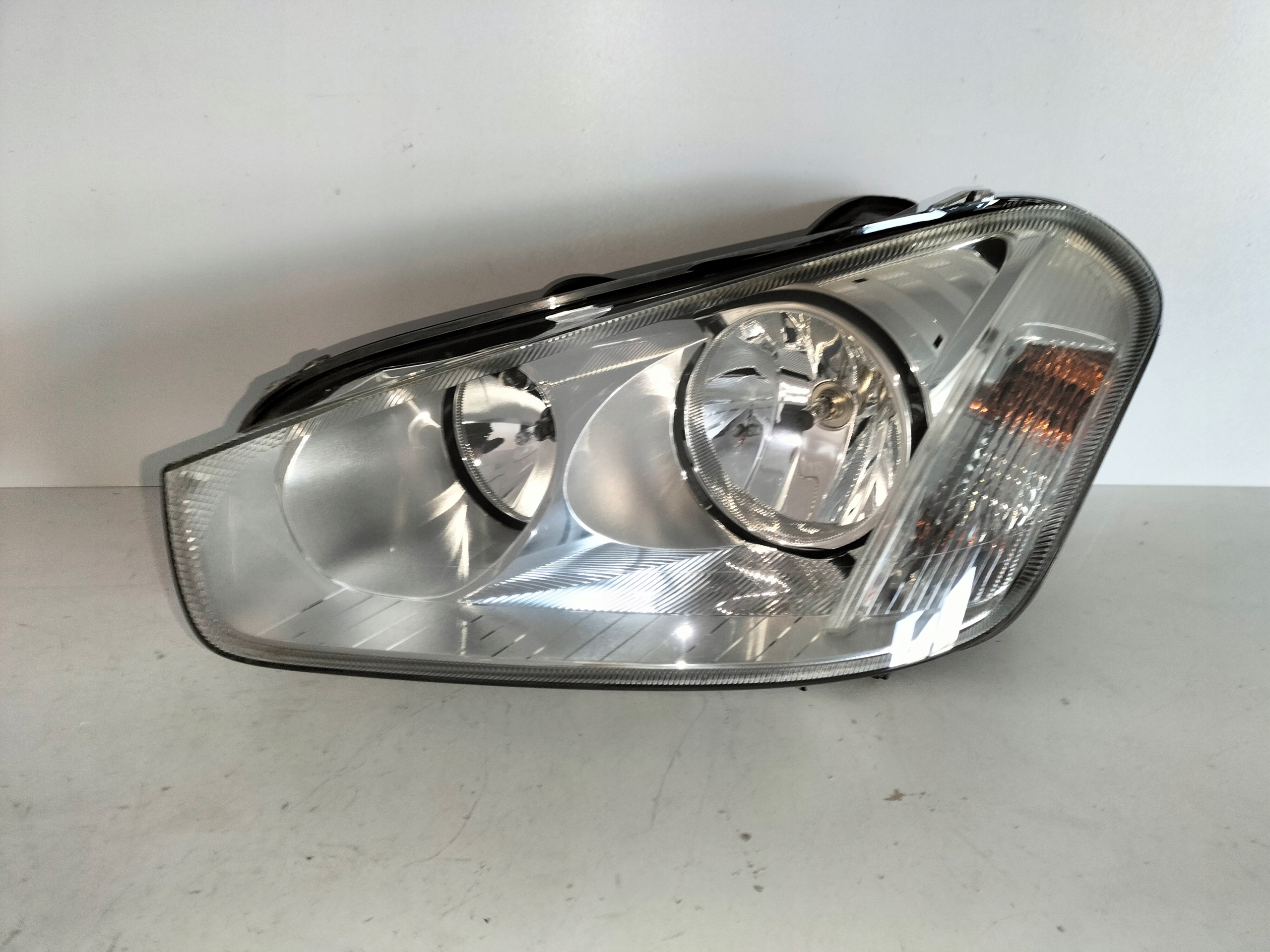 LAVE PREDNE SVETLO FORD C-MAX LIFT 07-10