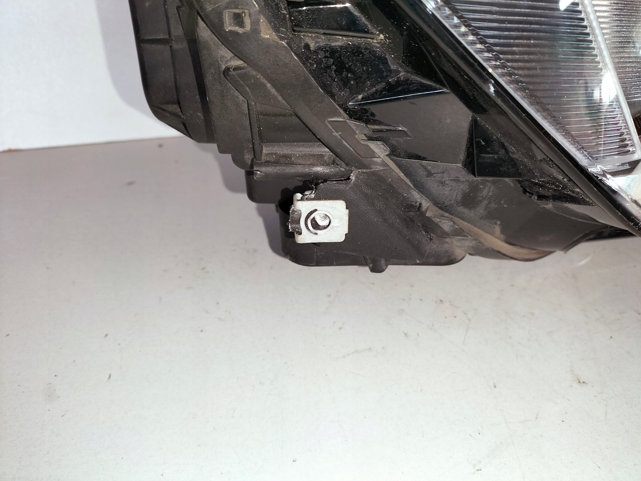 PRAVE PREDNE SVETLO VW GOLF VII SPORTSVAN 14-