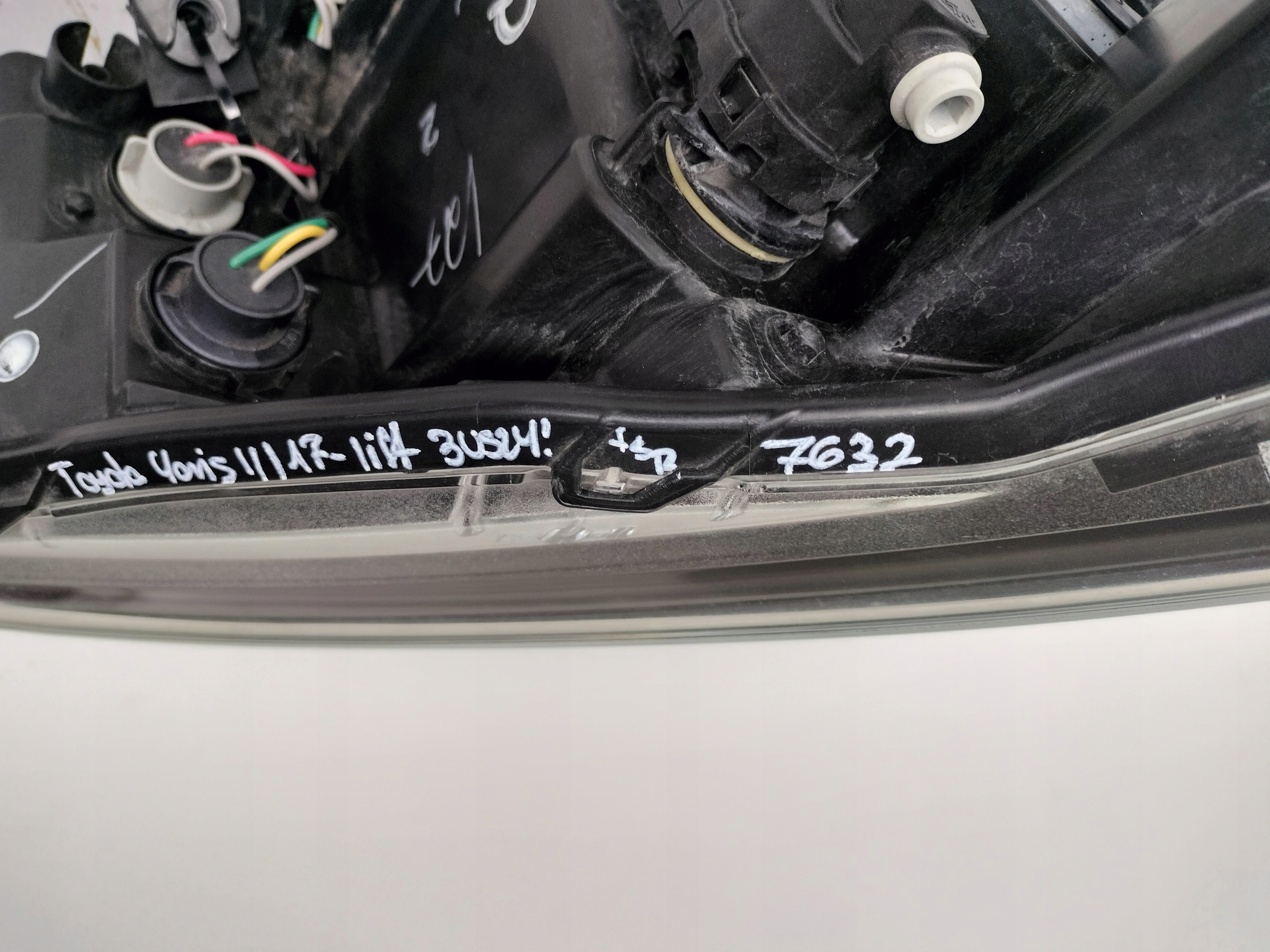 LAVE PREDNE SVETLO TOYOTA YARIS III 17- LIFT
