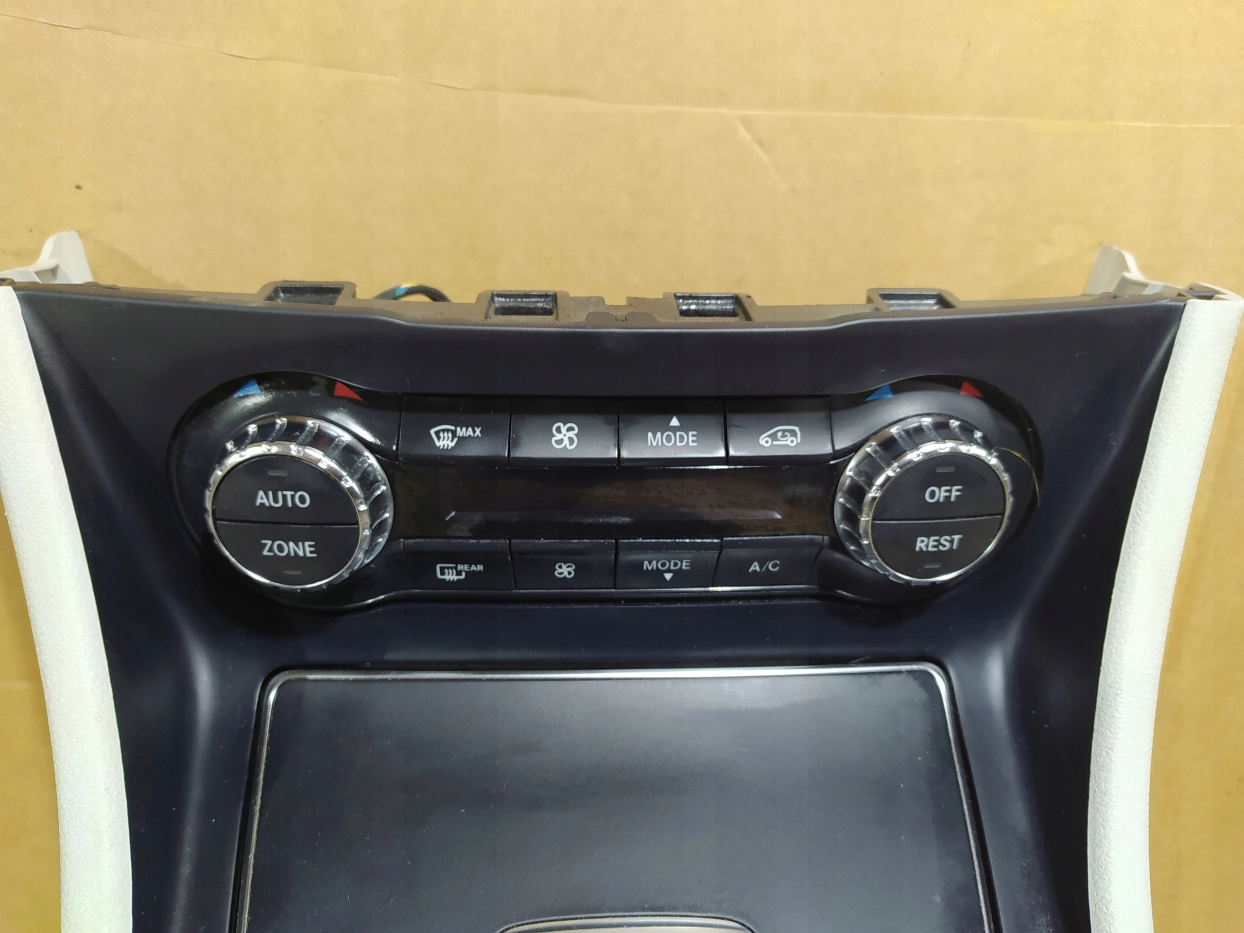 MERCEDES W246 OVLADANIE KURENIA STREDOVA KONZOLA