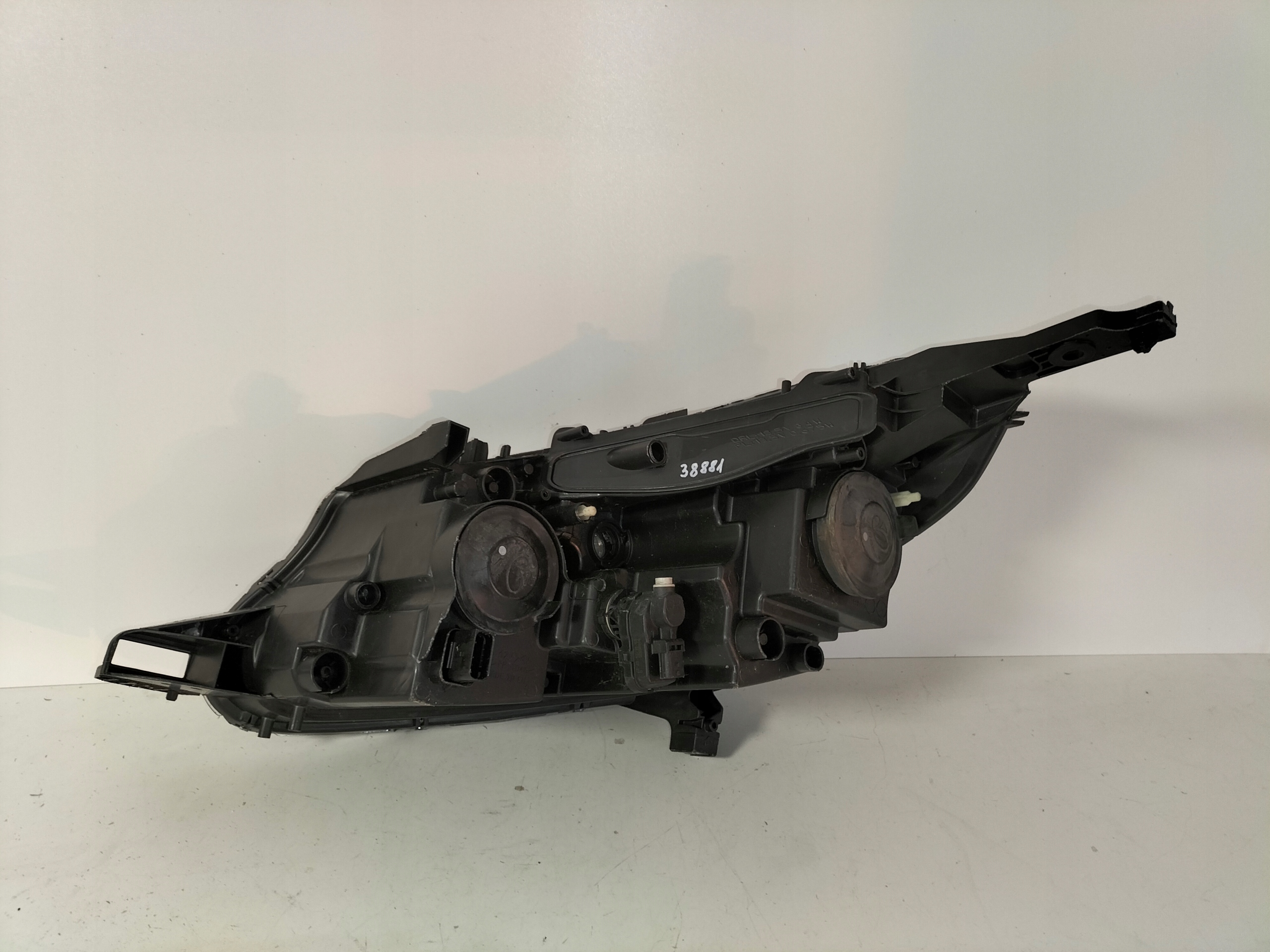 PRAVE PREDNE SVETLO PEUGEOT 2008 13-16