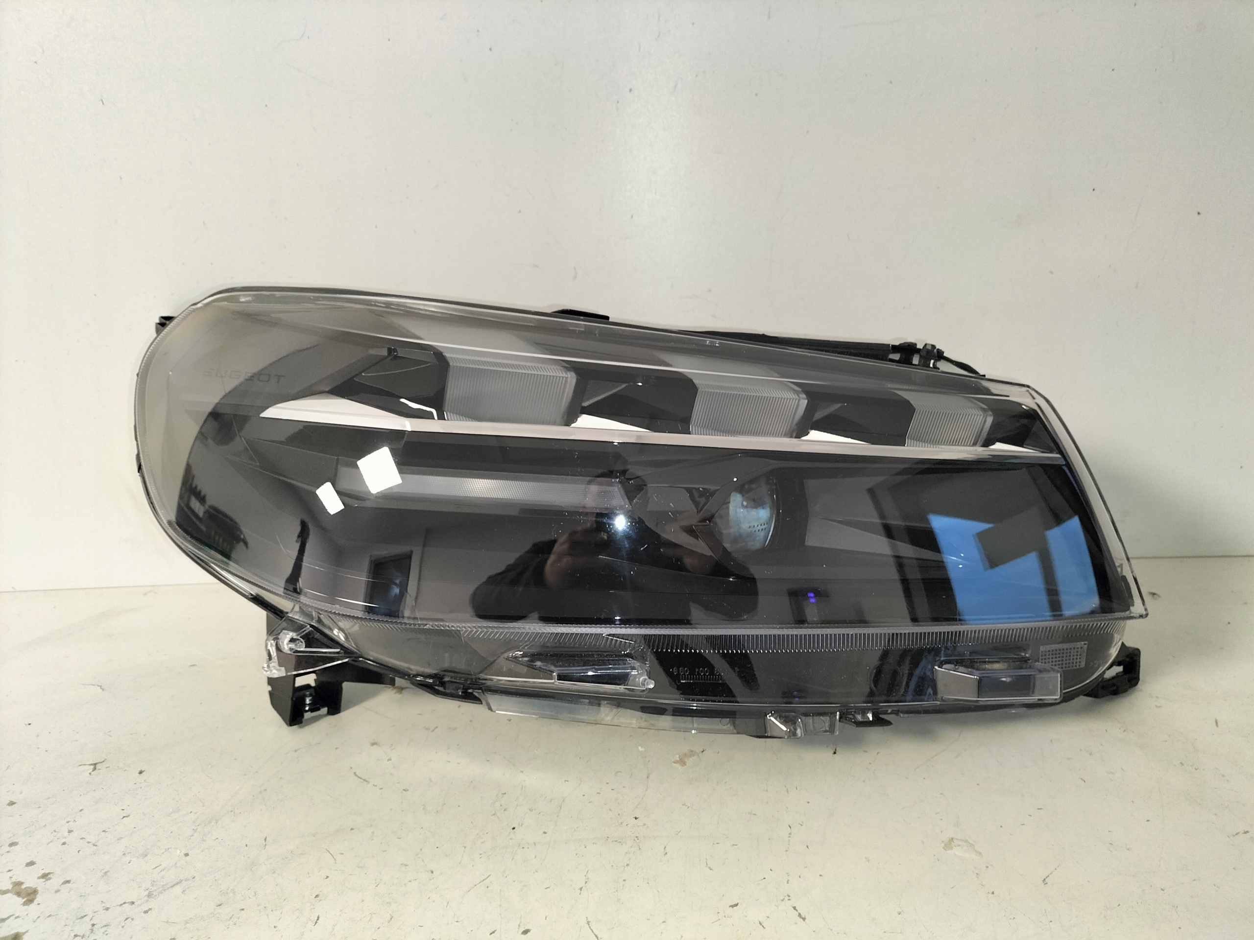 PRAVE PREDNE SVETLO PEUGEOT EXPERT IV TRAVELLER 24- FULL LED