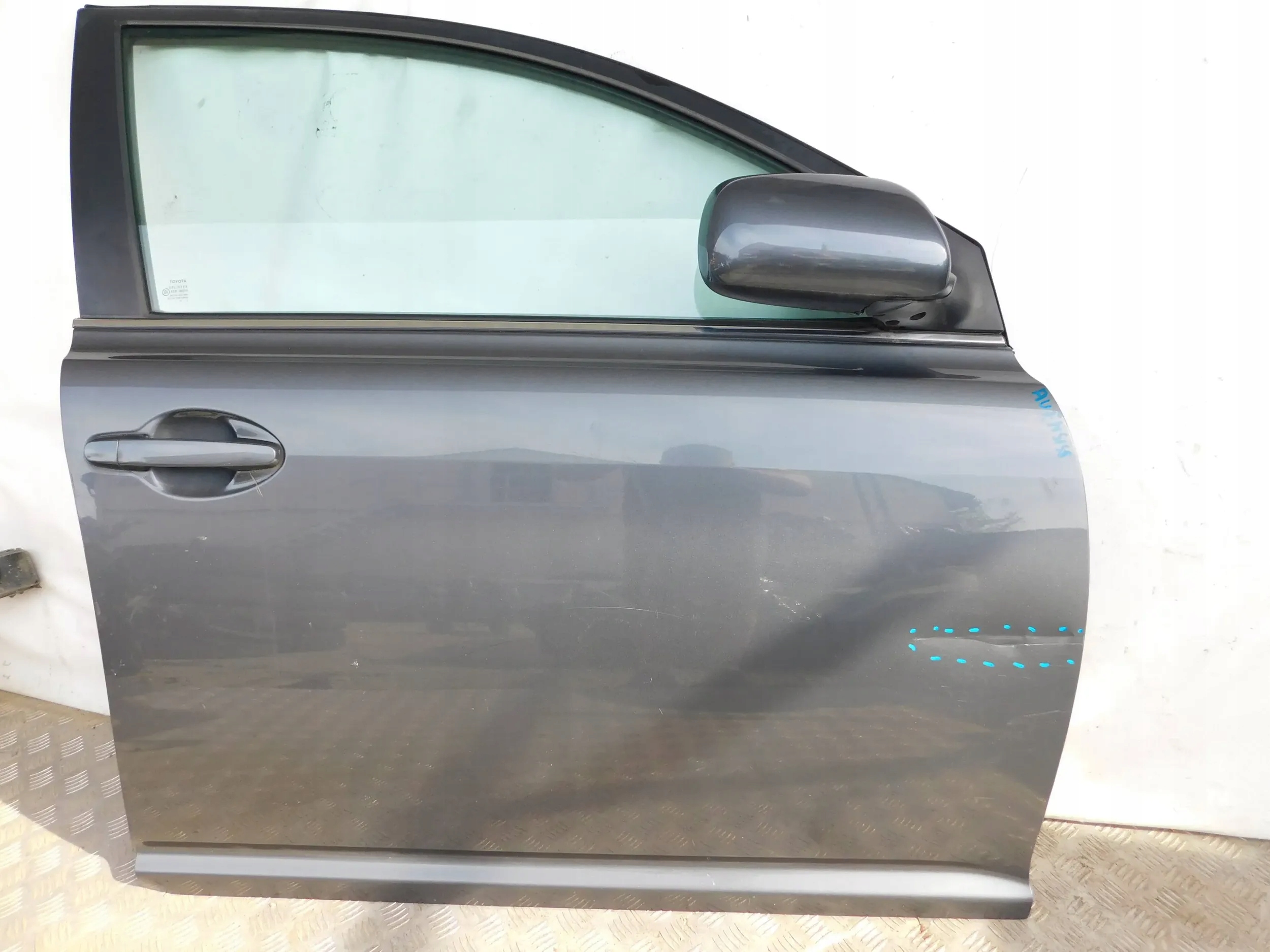 PRAVE PREDNE DVERE TOYOTA AVENSIS T25