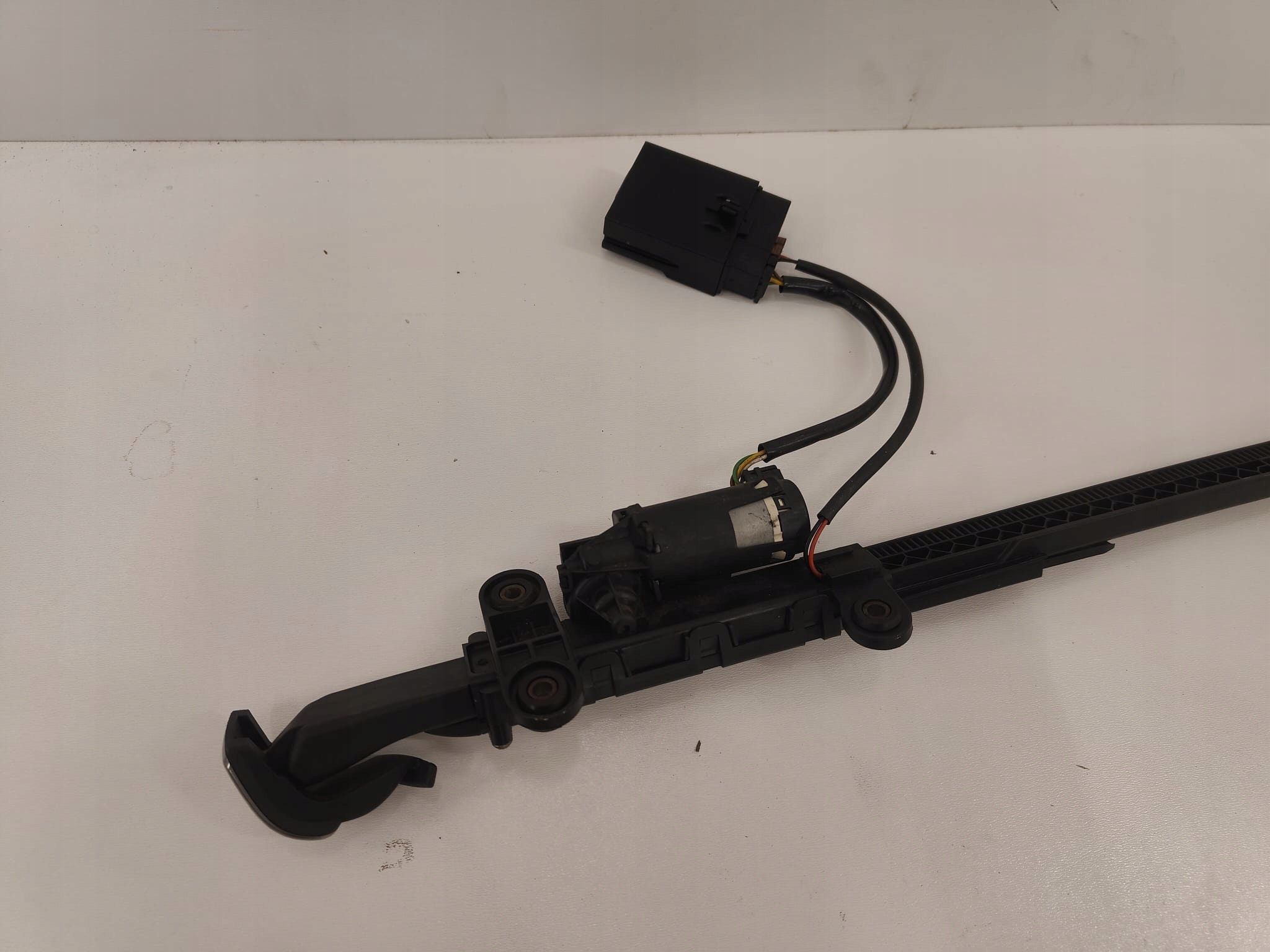 BMW e92 oe 72119148512 PODÁVAČ PÁSU PRAVÝ PREDNÝ