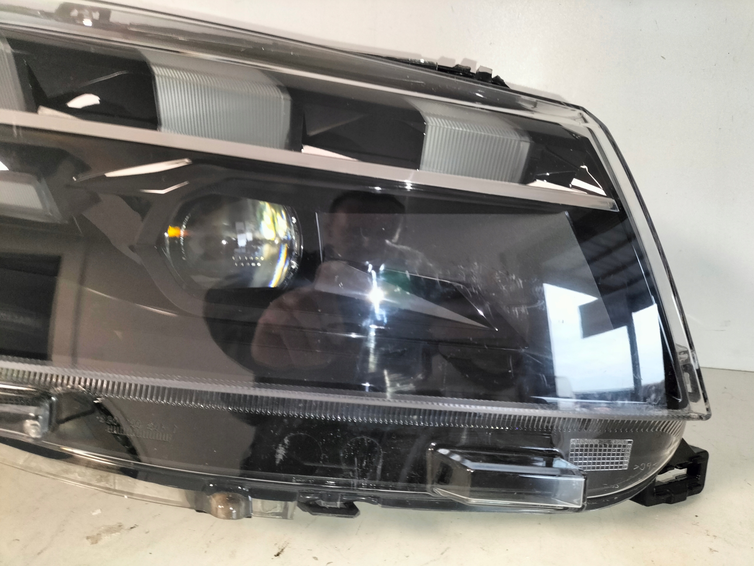 PRAVE PREDNE SVETLO PEUGEOT EXPERT IV TRAVELLER 24- FULL LED