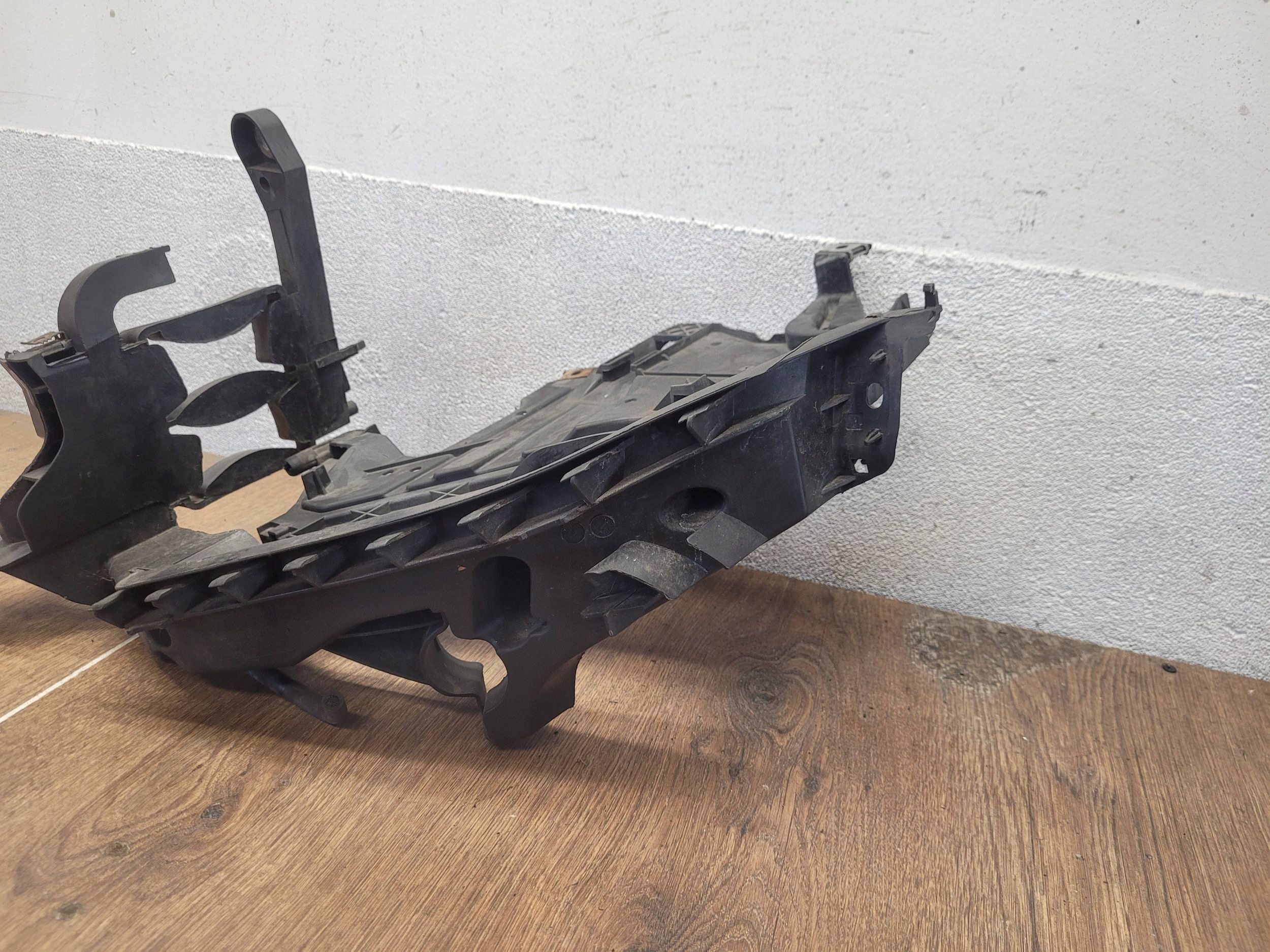 Audi A4 S4 B8 8K 08-011 8K0805607A DRŽIAK POD SVETLO  LAVY