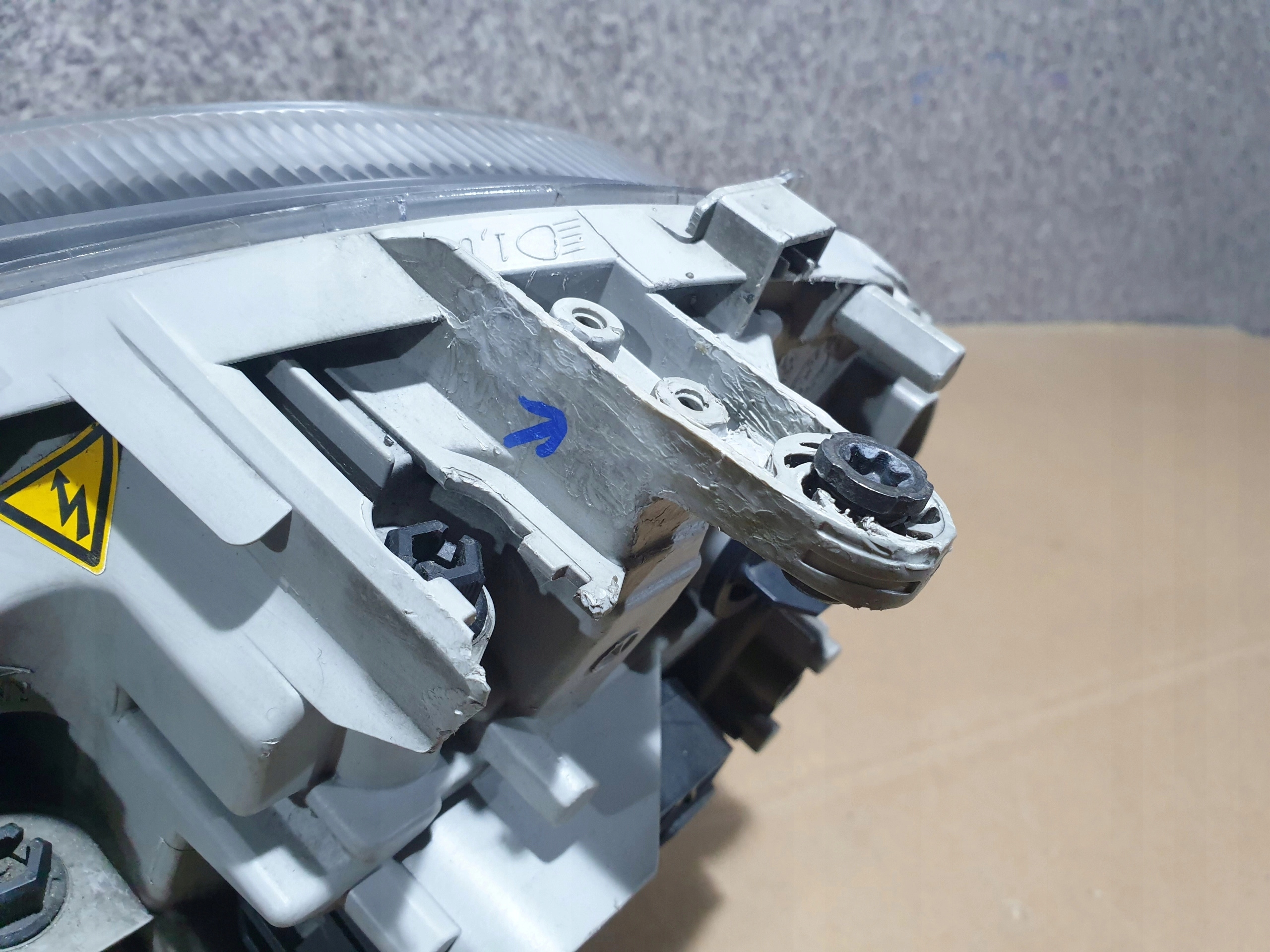 MERCEDES 203 XENON PRAVE PREDNE SVETLO