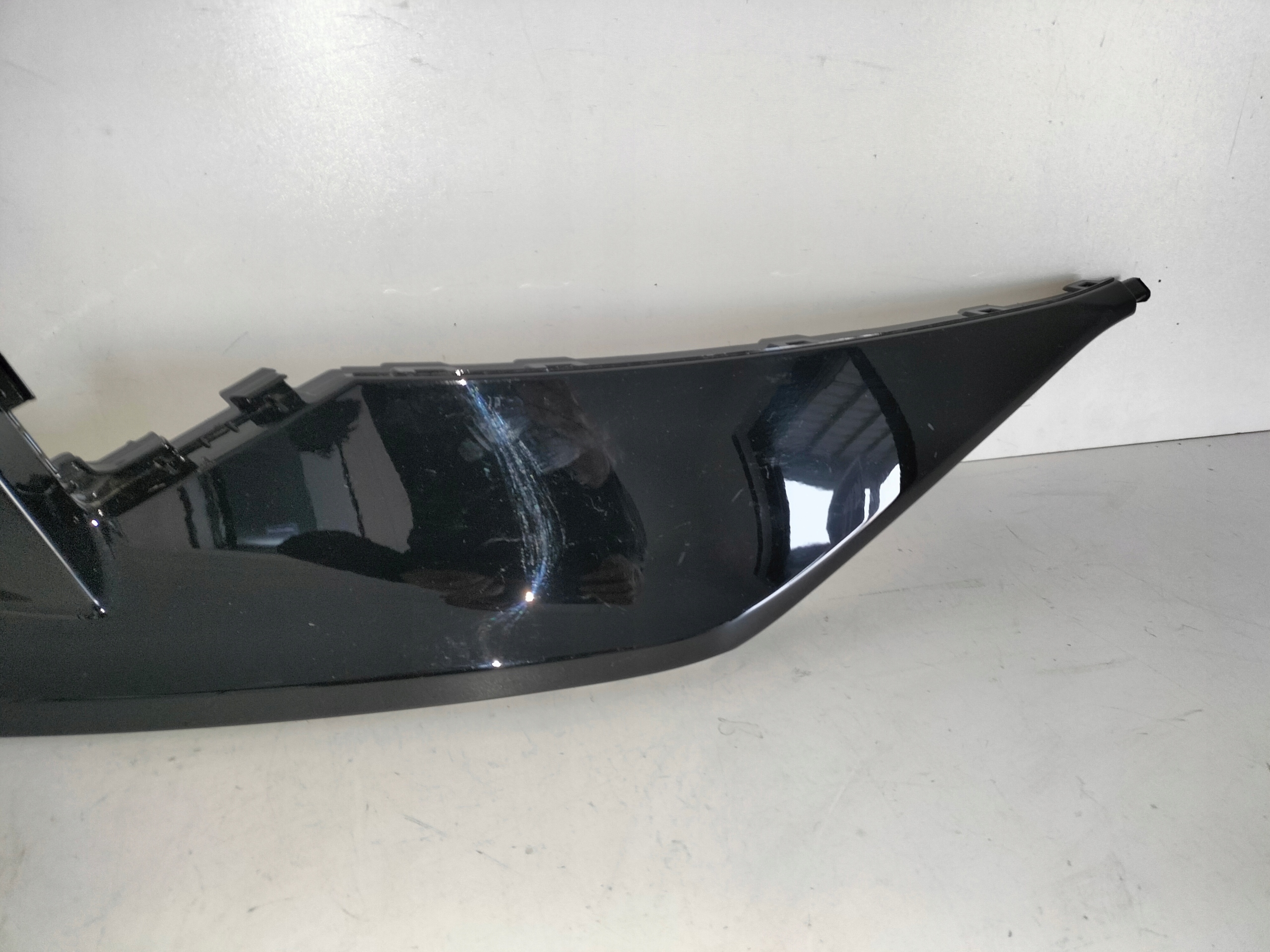 MRIEŽKA LIŠTA LISTA PREDNEHO NARAZNIKA SVETLOa AUDI Q6 85H E-TRON 24- S-LINE