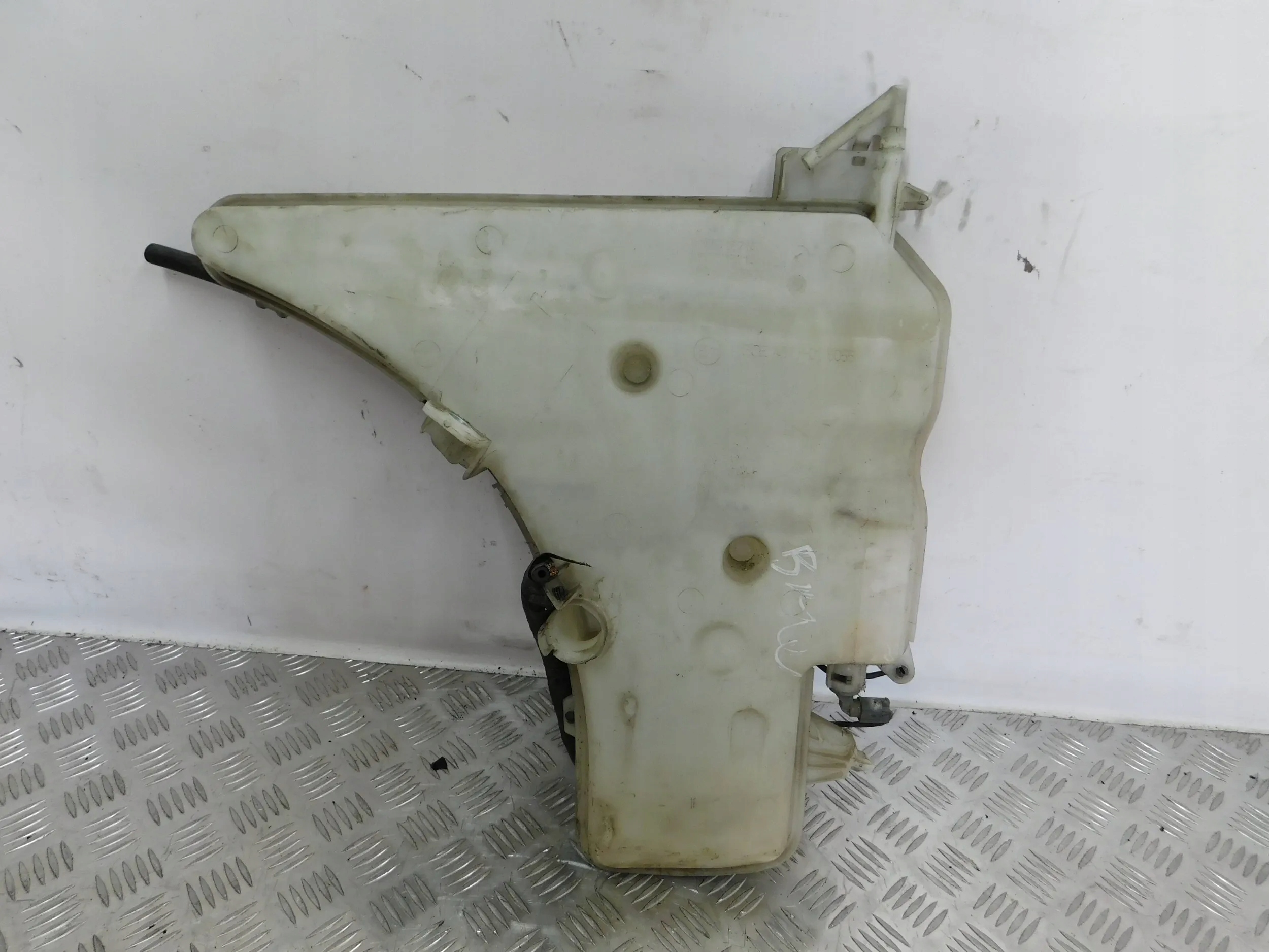 NÁDOBKA OSTREKOVAČOV BMW 3 E92 E93