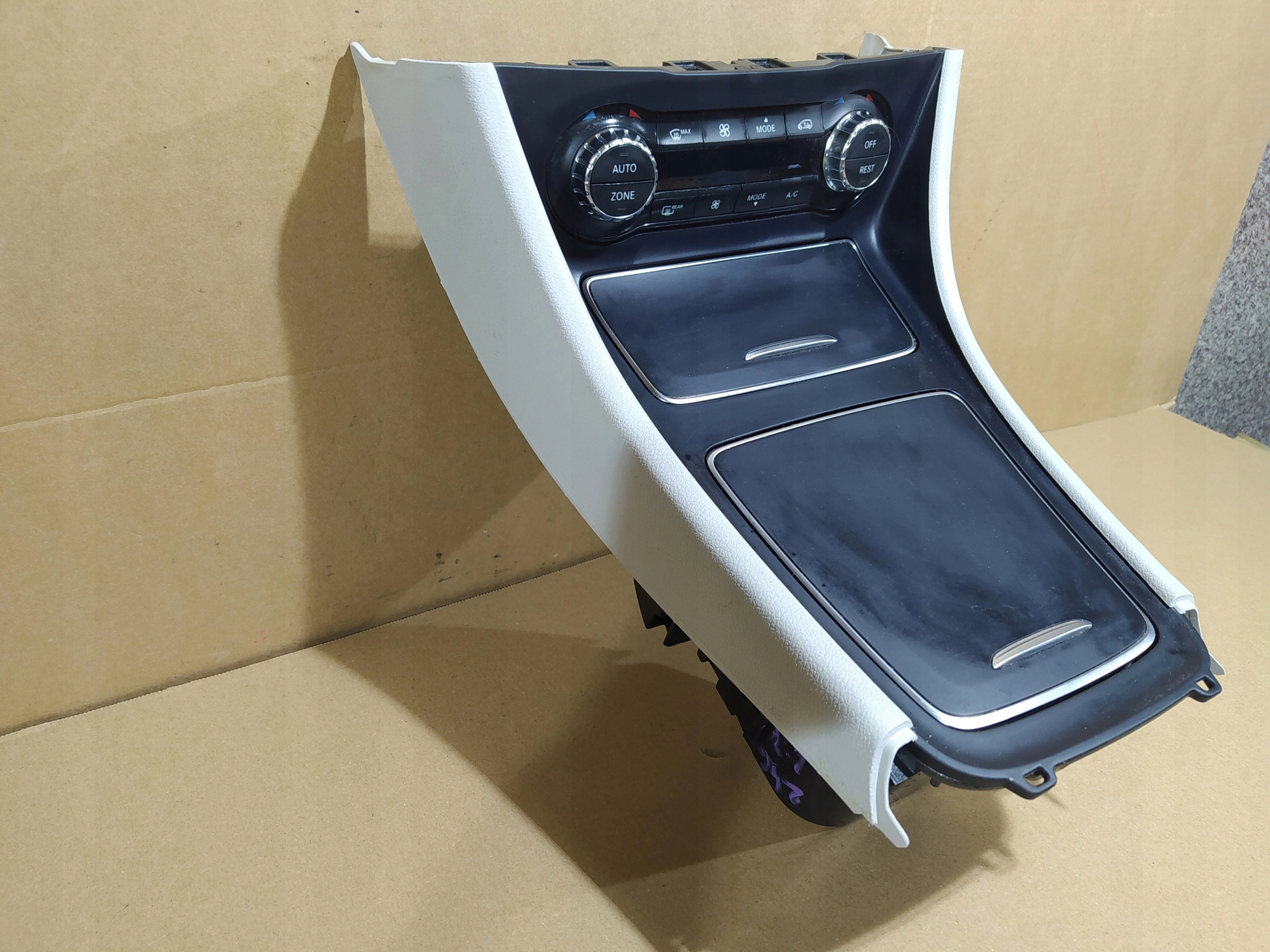 MERCEDES W246 OVLADANIE KURENIA STREDOVA KONZOLA