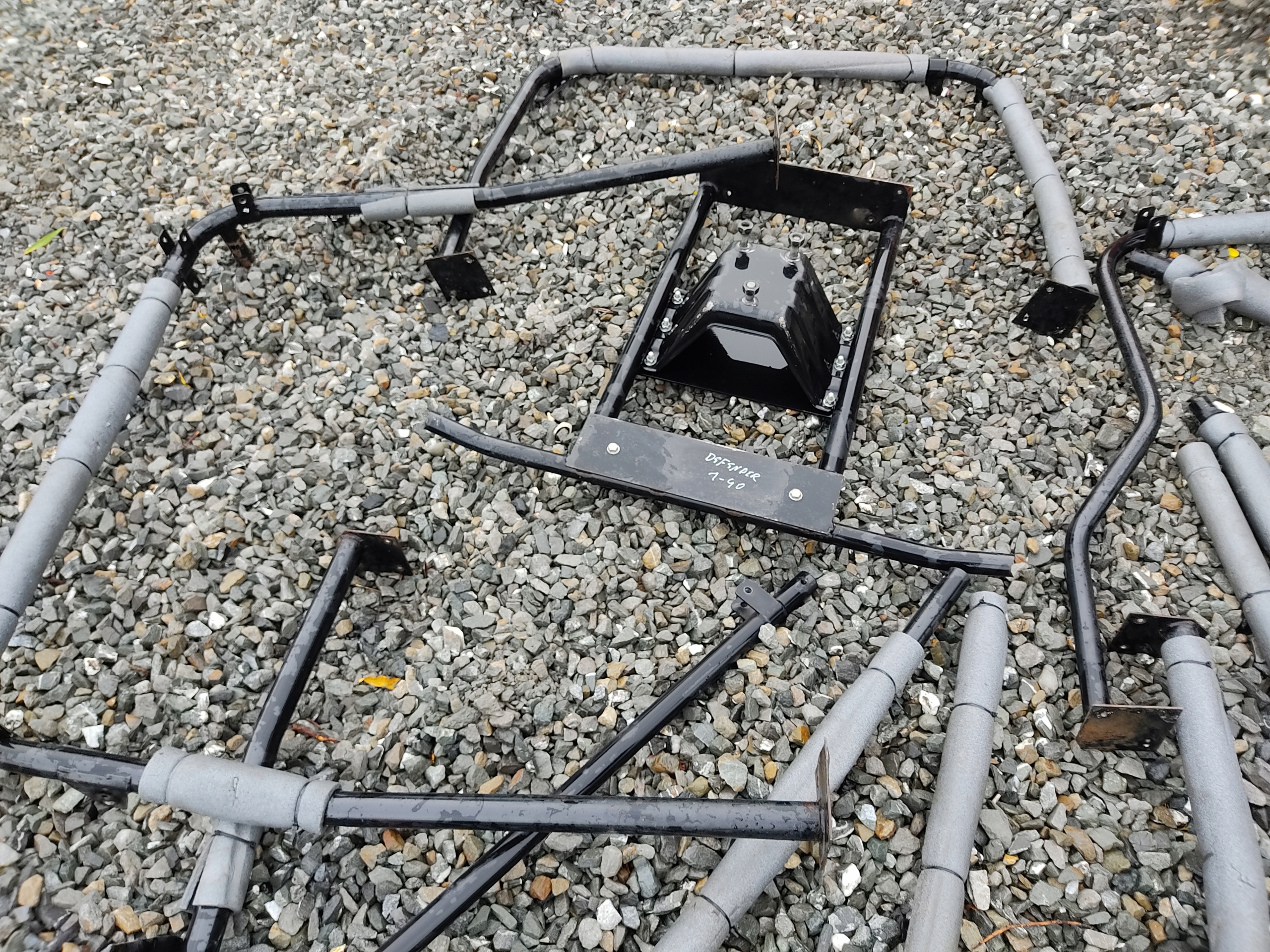 BEZPEČNOSTNA KLIETKA LAND ROVER DEFENDER 1999-2014