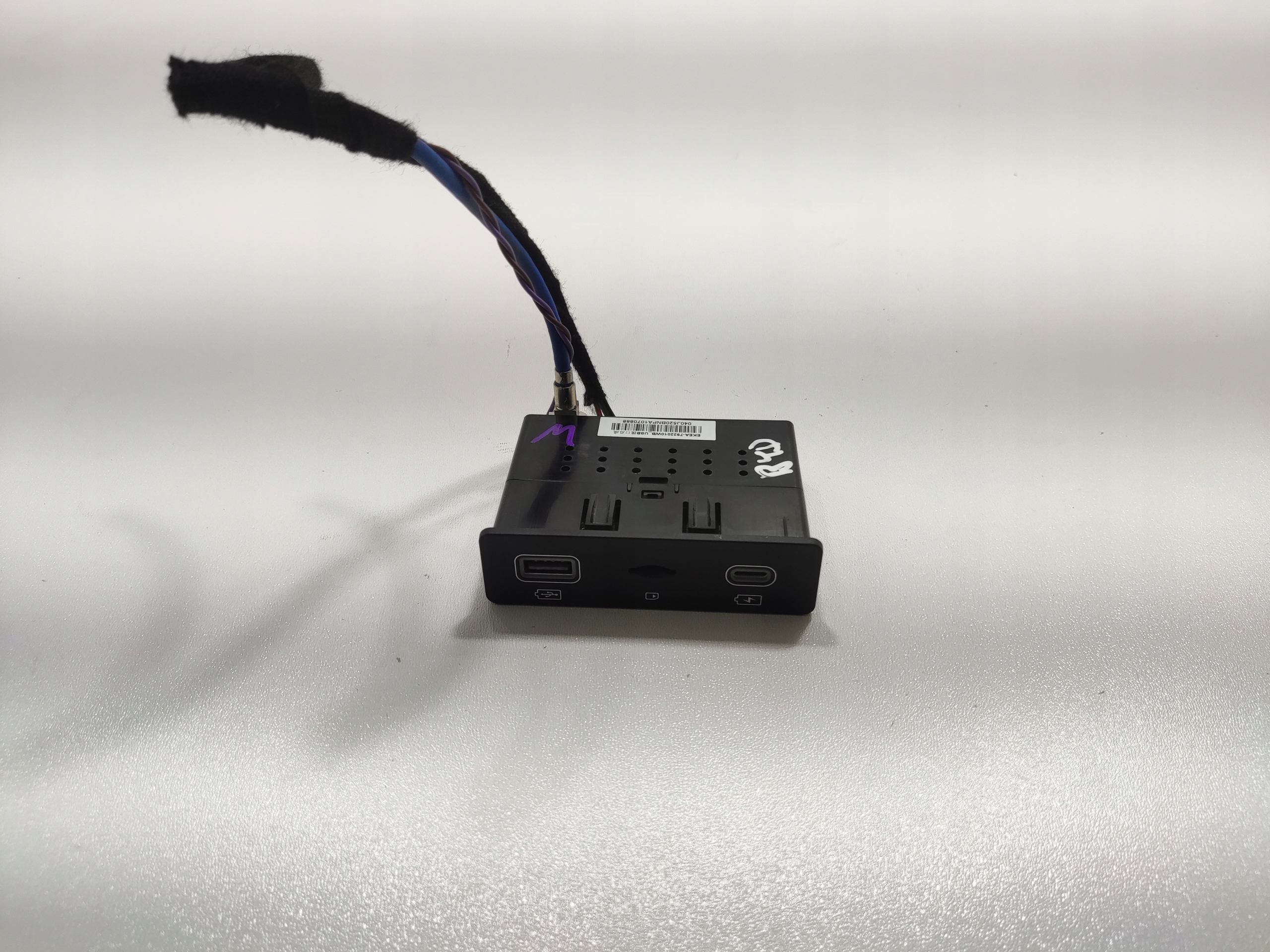 PANEL ZÁSUVKA USB BYD SEAL 2024-2025 EKEA-7922010WB