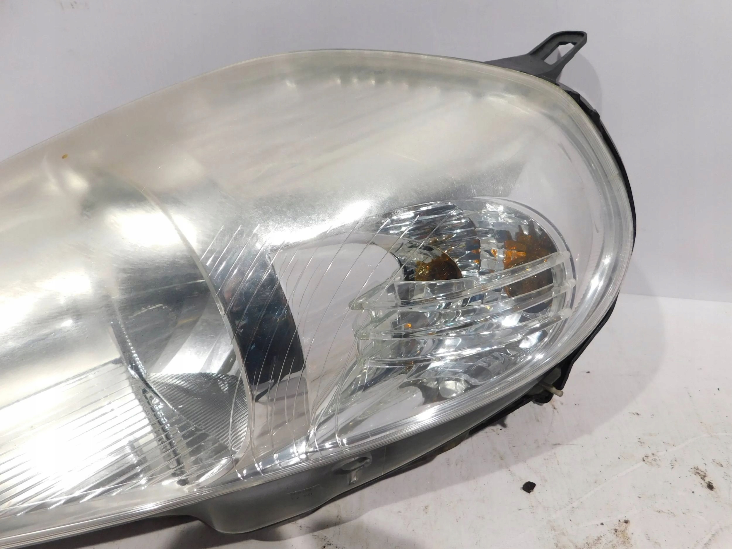 LAVE PREDNE SVETLO FIAT GRANDE PUNTO BIELA ZÁSTRČKA