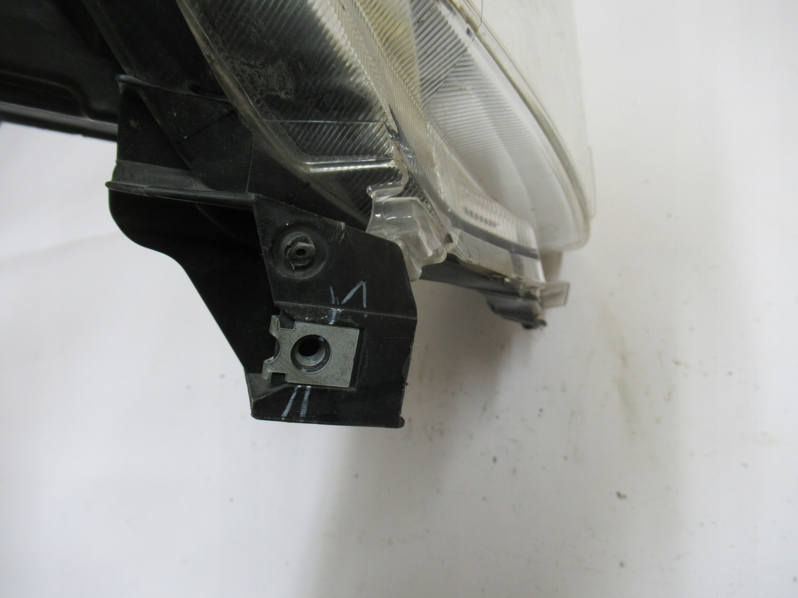 PRAVE PREDNE SVETLO NISSAN MICRA K13 10-