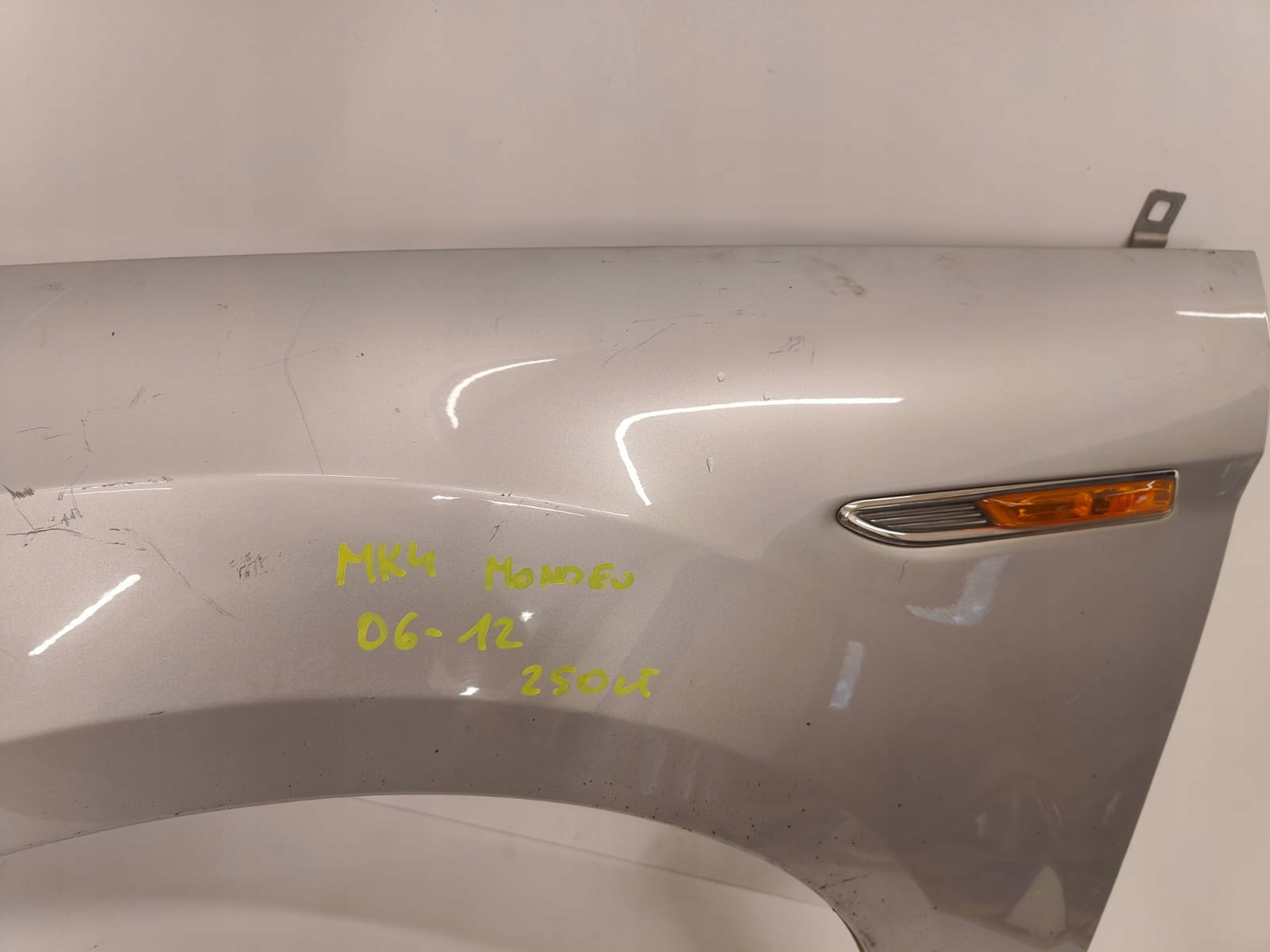 Ford Mondeo Mk4 07-12 ĽAVÝ PREDNÝ BLATNÍK