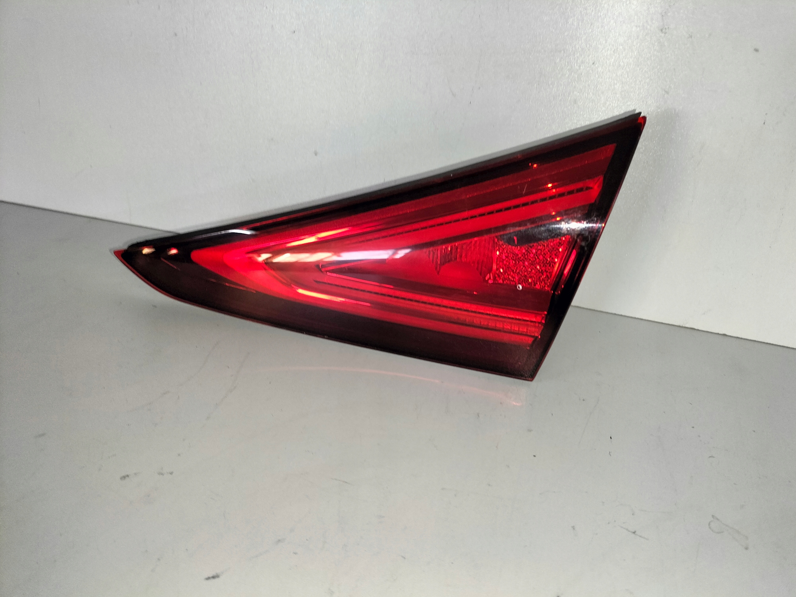 PRAVE ZADNE SVETLO MERCEDES CLS W257 18- LED VNÚTORNÉ NA KAPOTE